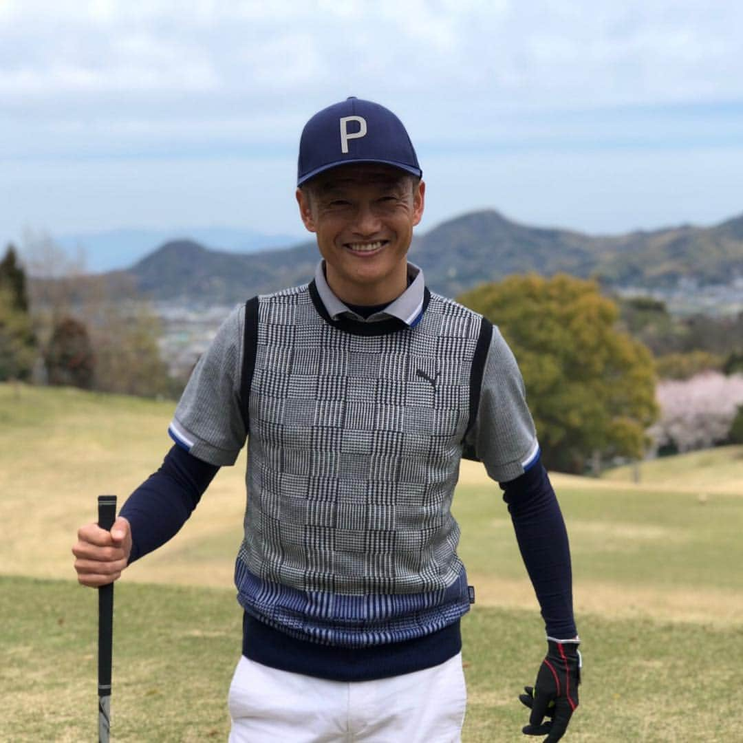 播戸竜二さんのインスタグラム写真 - (播戸竜二Instagram)「『奥道後ゴルフクラブ』 ・ ゴルフ楽しい⛳️🏌️‍♂️ ・ 今回は前の沖縄ラウンドよりも、ドライバーがいい感じになってきた！ ・ 練習は出来てないけど、楽しむ事が1播👍 ・ 125くらいでした！ ・ 少しずつ上手くなればいいかな☺️ ・ 沖縄と違い、芝生の感覚やグリーンが全然違ってビックリ！ ・ 少しずついろいろな場所で出来ればと思います！ ・ ゆっくり楽しく、歳を重ねてもできるスポーツなので、少しずつ少しずつやっていきます！ ・ ラウンドの後は道後温泉♨️ ・ ええ感じの温泉で、疲れがぶっ飛びました！ ・ 夜ゴハンは、たまたま堤啓士郎に遭遇！愛媛のオレンジバイキングスでプレーしています🏀 ・ 今度、応援に行こう！ ・ 愛媛、松山は最高でした！ ・ ・ #ゴルフ #golf  #プーマ #puma #播戸竜二 #奥道後ゴルフクラブ  #キャディーは八木ちゃん #しらす丼 #道後温泉 #マドンナはいない #温泉 #堤啓士朗  #bleague #愛媛オレンジバイキングス  #愛媛最高」4月8日 1時34分 - ryuji_bando