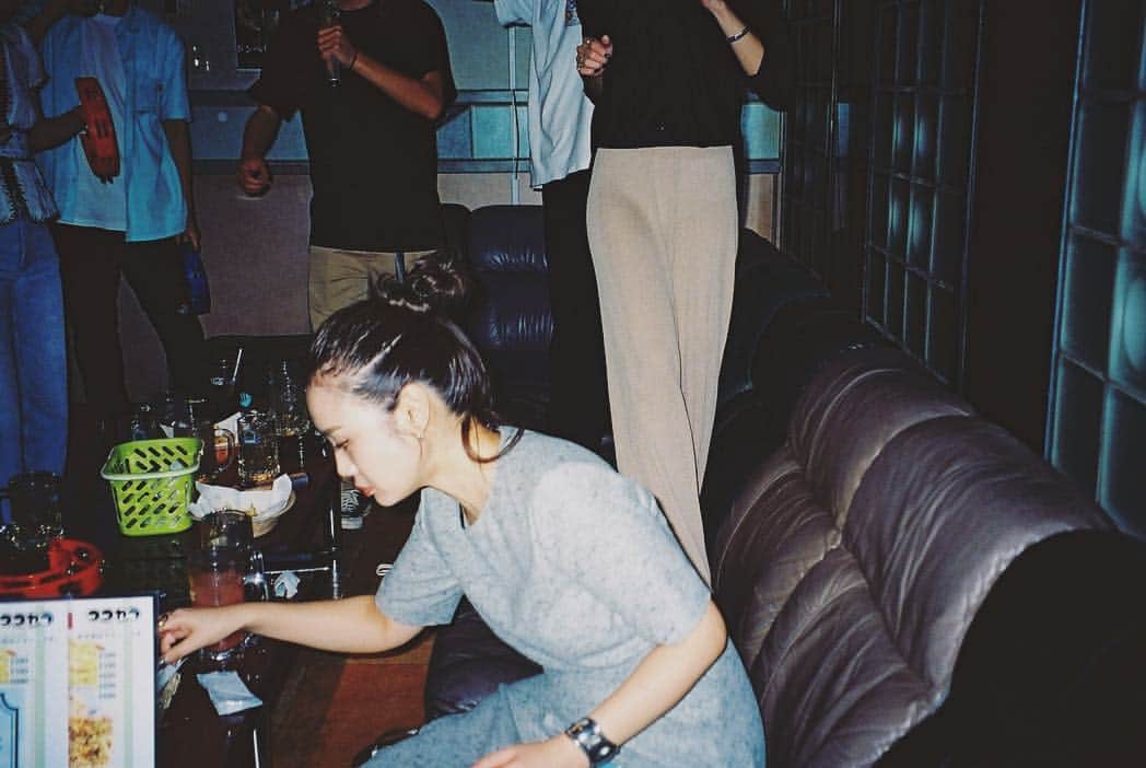 のインスタグラム：「・ 32が知らない間に(酔)撮って 送ってくれる フィルム写真が  だいたい我が道行ってて  めちゃひとりっ子 😇 これ 夏だね 秋かな 2018の」