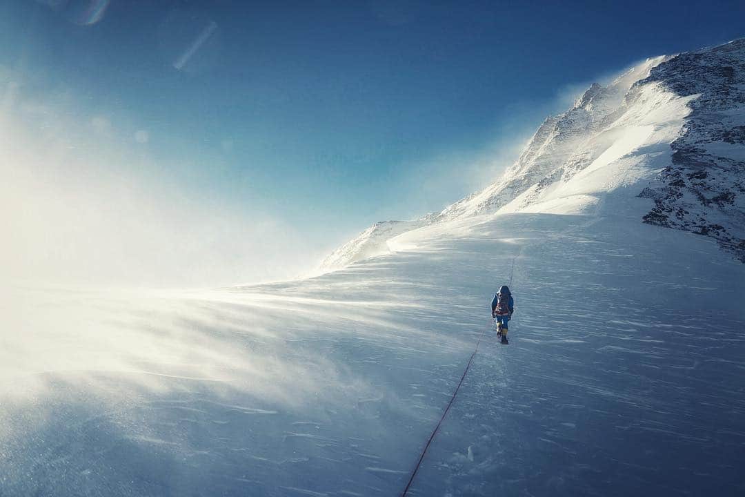 Cory Richardsさんのインスタグラム写真 - (Cory RichardsInstagram)「LINK IN PROFILE // Wind is one of the primary concerns for our upcoming attempt. We will need high pressure with little to no wind to make it to the summit via our intended route without supplemental oxygen. Because of the physiological effects of high altitude predisposing the body to decreased core temperatures, wind can be the deciding factor between failure and success.  I recently sat down for an interview with @Natgeo and explored this, and other challenges we may potentially face, with writer @andrewbisharat. Click the link in my profile to read this article and to also watch the first 2 episodes of “The Line.” by @roam #natgeo #mountains #adventure #climbing #adventure」4月8日 1時37分 - coryrichards