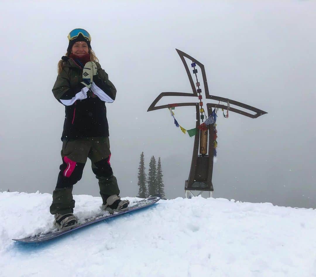 ジェイミー・アンダーソンのインスタグラム：「Sending love from @baldfacelodge 💙🙏✨ #grateful #love #snowboarding #baldfacelodge #kootenays」