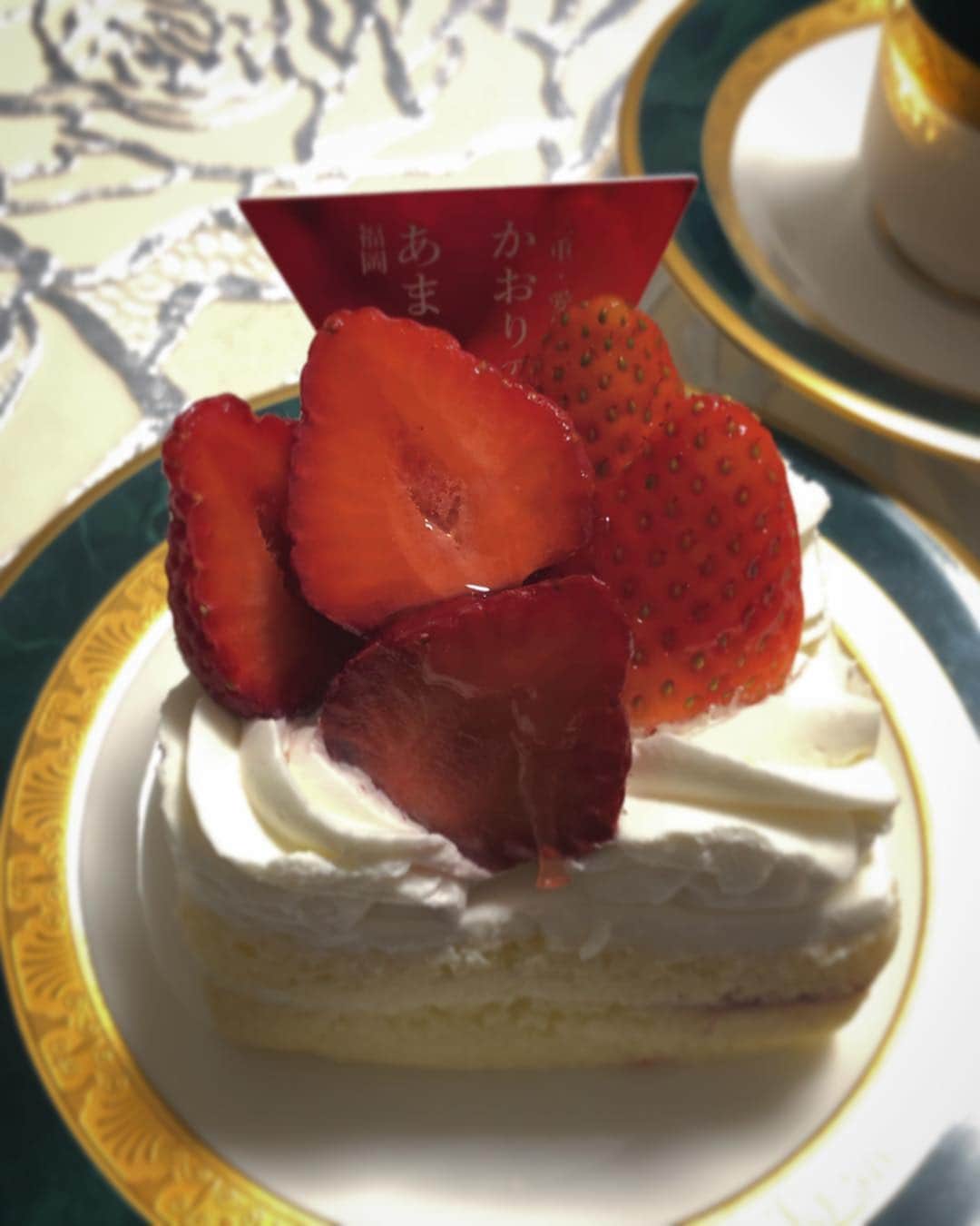 尾崎愛さんのインスタグラム写真 - (尾崎愛Instagram)「かおりの&あまおうW苺ショートケーキ🍰 そろそろ苺の季節も終わりですね...こればっかりは寂しい🍓笑 #ファウンドリー #foundry #かおりの #あまおう #いちご #苺 #ショートケーキ #ケーキ #スイーツ #甘い #美味しい #おやつ #グルメ #strawberry #cake #sweet #photooftheday」4月8日 1時49分 - aiozaki0422