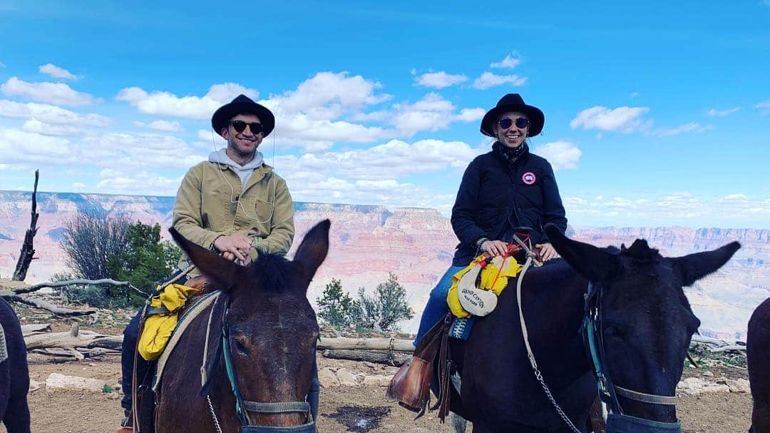 ゾージア・マメットさんのインスタグラム写真 - (ゾージア・マメットInstagram)「We out here! On mules!!! #grandcanyon #grandcanyonmules #grandcanyonmuleride」4月8日 1時50分 - zosiamamet