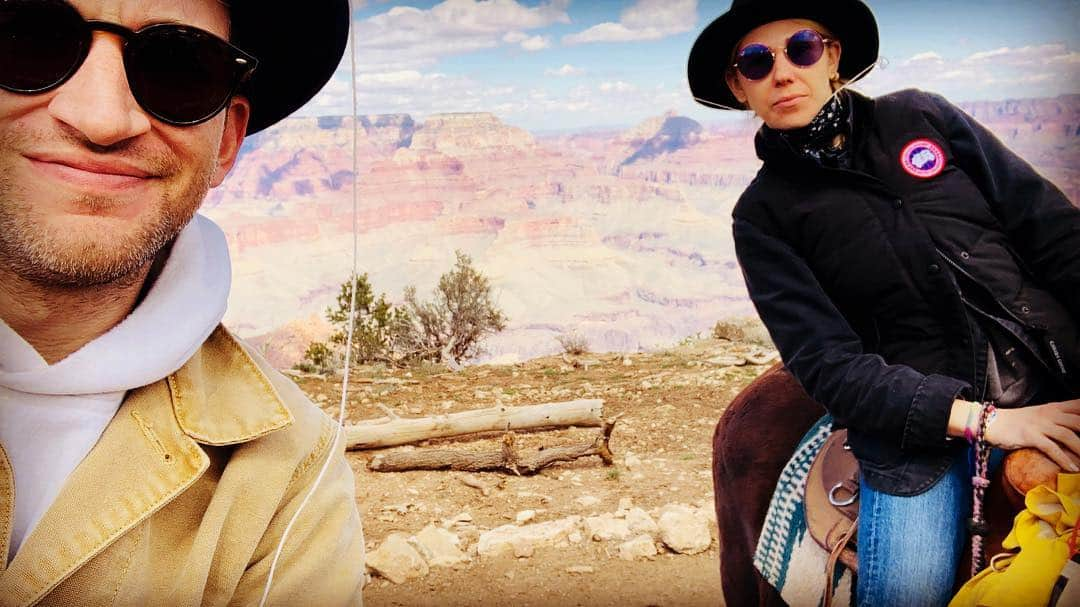 ゾージア・マメットさんのインスタグラム写真 - (ゾージア・マメットInstagram)「We out here! On mules!!! #grandcanyon #grandcanyonmules #grandcanyonmuleride」4月8日 1時50分 - zosiamamet