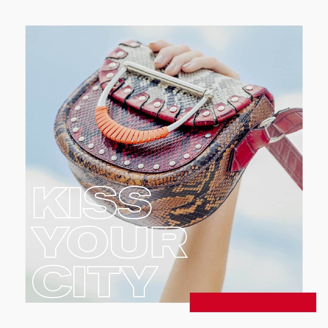 Schutzのインスタグラム：「Janis Bag is our new addiction ❤#unlockyourcity #schutzfall」