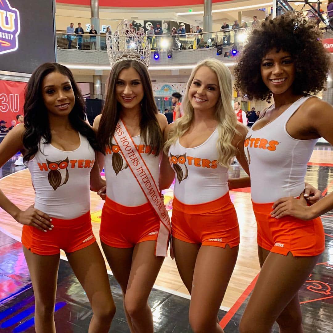 Hootersさんのインスタグラム写真 - (HootersInstagram)「It’s the last day of the #3x3u Tournament and we’re here for it! Which team is gonna secure the bag? @3x3uHoops」4月8日 1時57分 - hooters