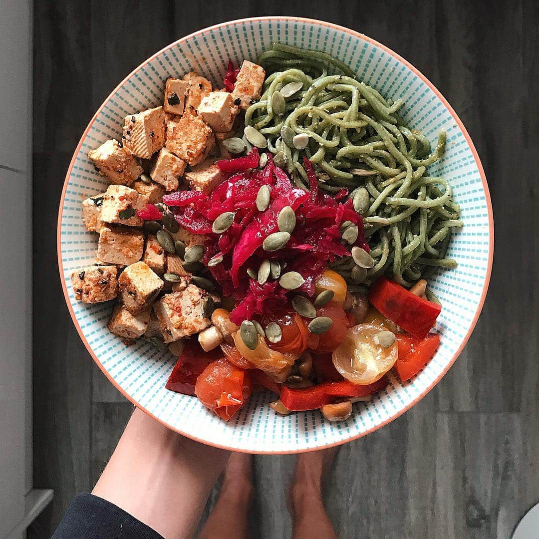 Zanna Van Dijkさんのインスタグラム写真 - (Zanna Van DijkInstagram)「Dinner this evening is a dream 😻 As part of #operationcomeback I’m on a mission to fuel my body with nutrient dense meals which make me feel my best 💪🏼 Tonight I’m having: chilli & coriander tofu with edamame noodles and sautéed veggies (mushrooms, peppers & cherry tomatoes) 🍄 All topped with @eatenaliveldn sauerkraut and some pumpkin seeds 😋 Protein packed and plant powered 🌱 #plantbased #highprotein #veganeats #veganmeals #wholefoods #healthyeats #vegandinner #nutrientdense #plantpowered #eattherainbow」4月8日 2時04分 - zannavandijk