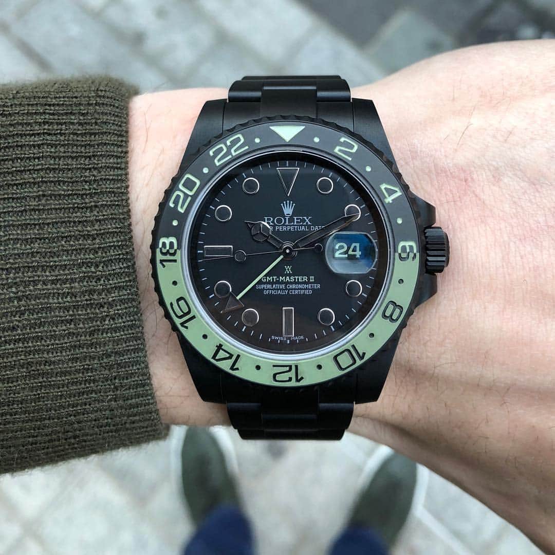 Daily Watchさんのインスタグラム写真 - (Daily WatchInstagram)「Out and about with @Wildman‘s eye-catching take on the GMT-Master II 👌🏼 #CustomMade」4月8日 2時10分 - dailywatch