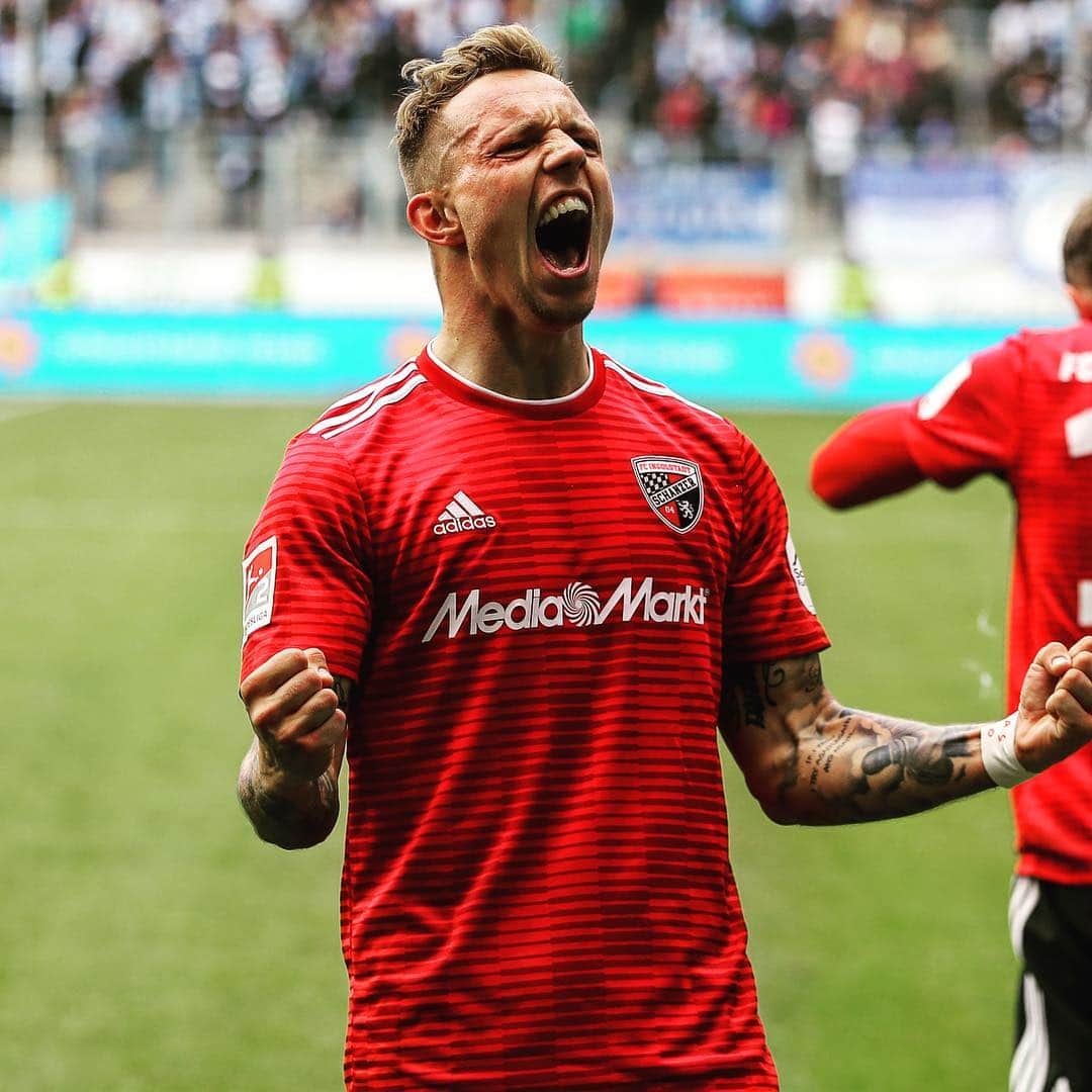 FCインゴルシュタット04さんのインスタグラム写真 - (FCインゴルシュタット04Instagram)「EIN TEAM 🙌🖤❤️ ↔️SWIPE↔️ Immer weiter, #Schanzer! Wir haben noch 6 weitere Endspiele in denen wir gemeinsam unser Ziel noch erreichen können 👊🔥 #zamhoidn #zamsteh #team #Zamrückrunde #totgesagtelebenlänger」4月8日 2時11分 - dieschanzer