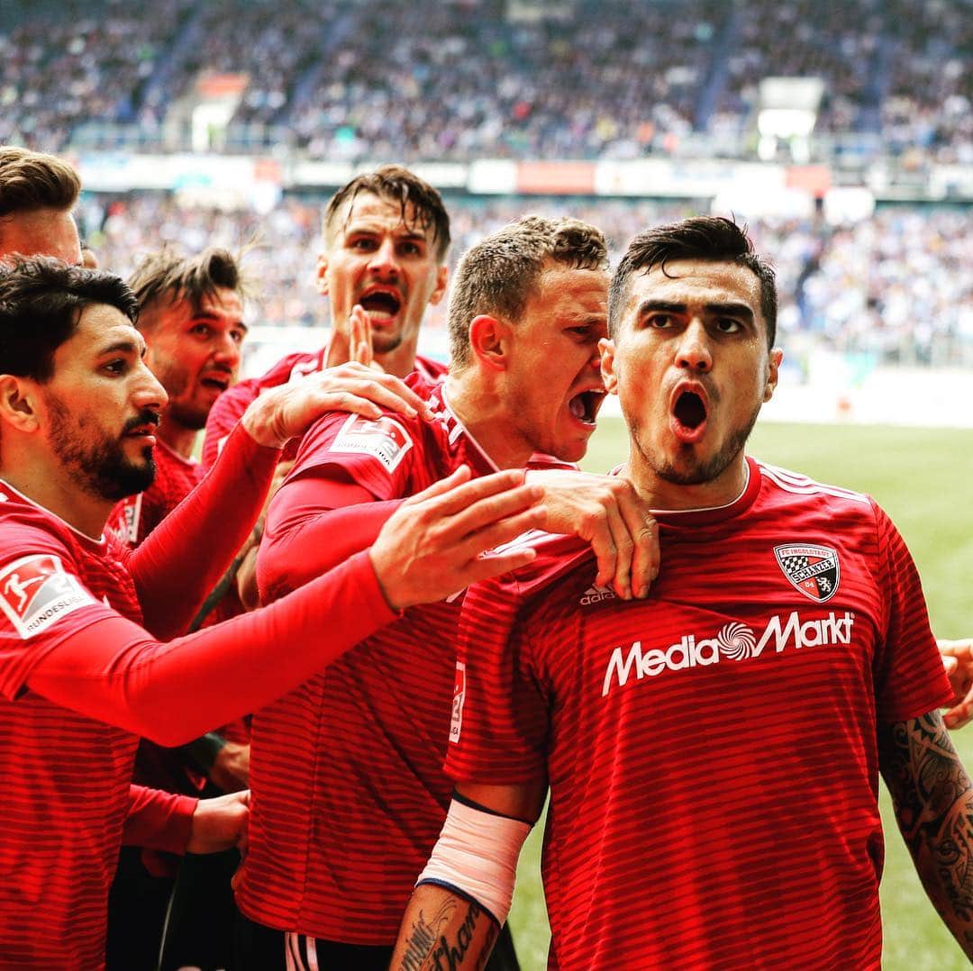 FCインゴルシュタット04さんのインスタグラム写真 - (FCインゴルシュタット04Instagram)「EIN TEAM 🙌🖤❤️ ↔️SWIPE↔️ Immer weiter, #Schanzer! Wir haben noch 6 weitere Endspiele in denen wir gemeinsam unser Ziel noch erreichen können 👊🔥 #zamhoidn #zamsteh #team #Zamrückrunde #totgesagtelebenlänger」4月8日 2時11分 - dieschanzer
