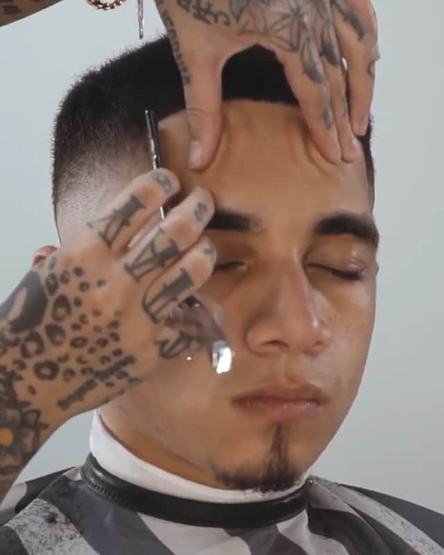 のインスタグラム：「#FadeTutorial by @staygold31 using all @babylissprousa tools 💈👇 ✨ I mainly like to only use guards .5 to 2. Anything above that, I love clipper over comb. I typically always use guards when I use clipper over comb and what guard depends on what part of the blending zone I’m in..I use that guard size to blend up to next area. Of course you can follow the guard system and work up from 2 to 3 and 3 to 4...or clipper over comb.  Both methods work but you’ll know over time which feels more comfortable for you. Don’t ever think there’s only one way of doing it. Try different methods to find the one you understand best because that method will be your fastest. .  Find #babylisspro tools at #cosmoprofbeauty where you are #licensedtocreate. . . #repost #babylissprousa #barbering #barberlife #barbereducation #barbervideo」