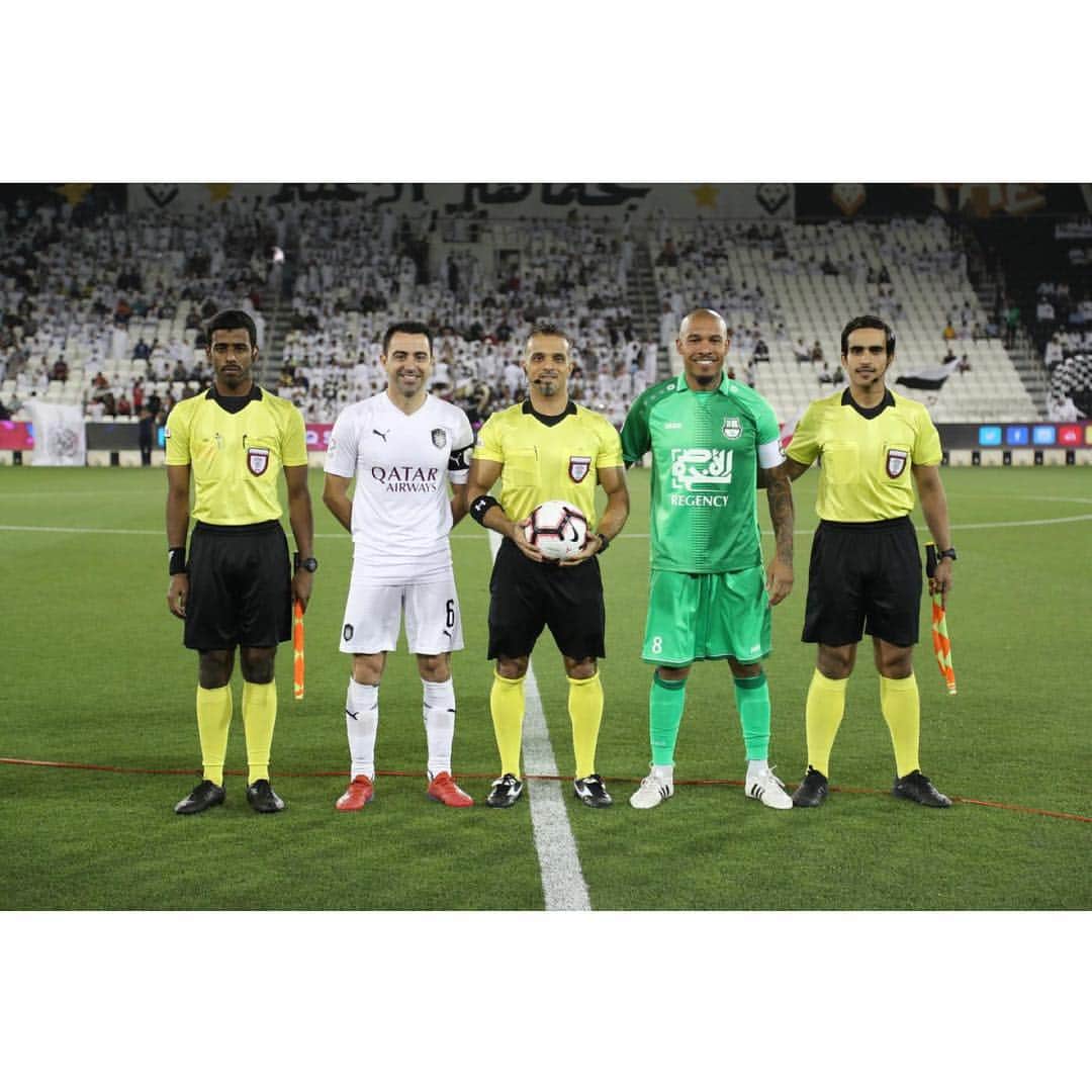 ナイジェル・デ・ヨングのインスタグラム：「Probably the last time we face each other as players on the pitch.  Hands down one of the best players of our generation.  Buena suerte grande! 💫」
