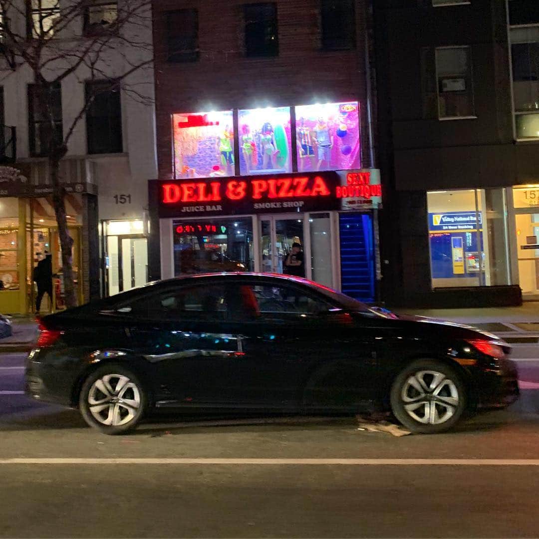 エリザ・ドゥシュクのインスタグラム：「Deli + Pizza 🍕 + Sexy (surf 🏄🏻‍♀️?) Boutique + Juice Bar 🥬🍑+ Smoke Shop 🚬 . Well, thank god. #onestopshop #NYC #NY 🌃」