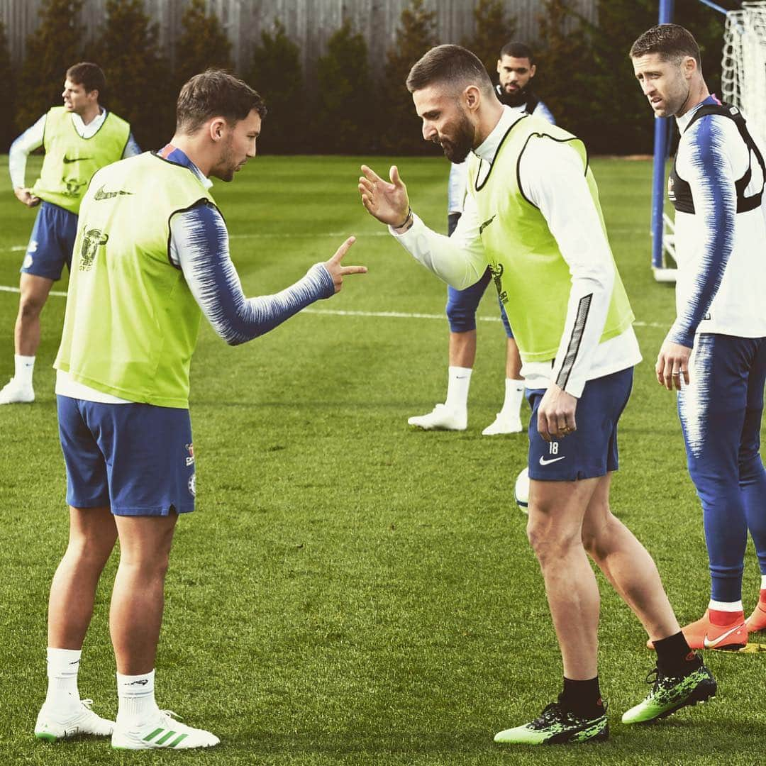 ダニー・ドリンクウォーターのインスタグラム：「👏🏼 scissors cut paper big dog 😂😂 Rock Paper Scissors champ... ⛰📃✂️ #training #chelsea #cfc #adidas」