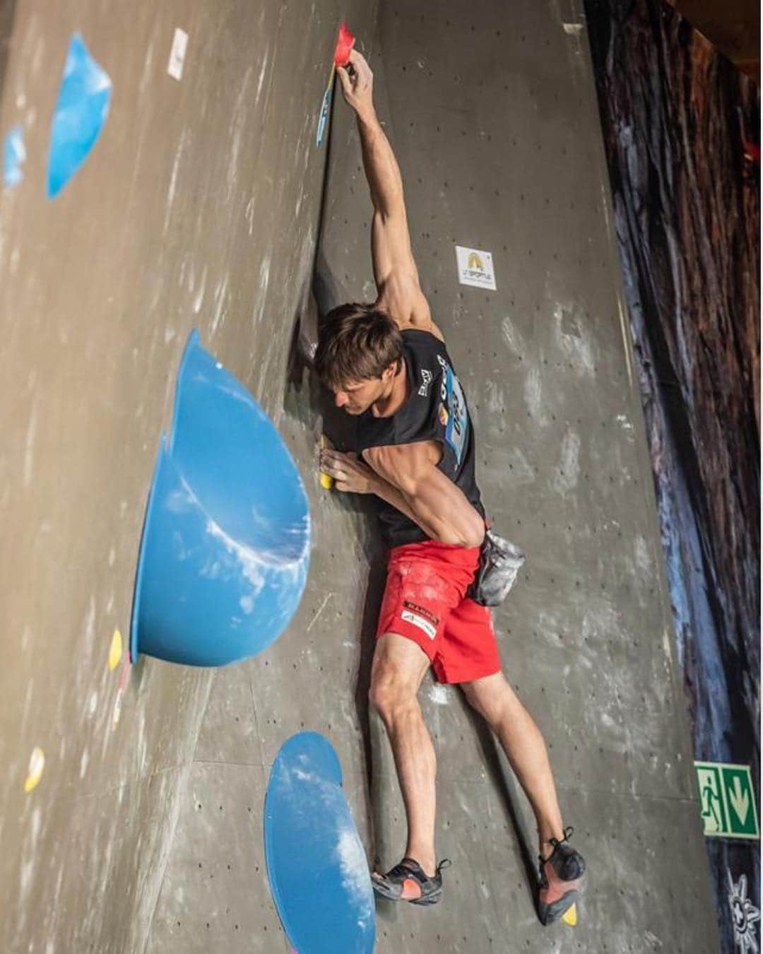 ヤン・ホイヤーのインスタグラム：「Back home from the first World Cup of the season with an ungrateful 21. place. I climbed well, felt strong but flashing 4 boulders was not enough to make semis. Many people complained about the boulders being too easy... Whilst I enjoy a harder set of boulders too, I actually agree with @kruderjernej : “Doing easy boulders easily is part of being a great boulderer” . Luckily I have another 3 chances within the next month to proof I’m capable of more. . @mammut_swiss1862  @madrockclimbing 📷 @vladekzumr」