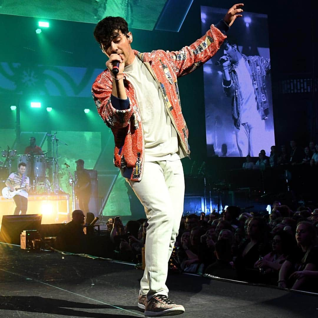 Just Jaredさんのインスタグラム写真 - (Just JaredInstagram)「The @jonasbrothers hit the stage for the large crowd at the March Madness Music Series! #JonasBrothers #NickJonas #JoeJonas #KevinJonas #MarchMadness Photos: Getty」4月8日 2時37分 - justjared