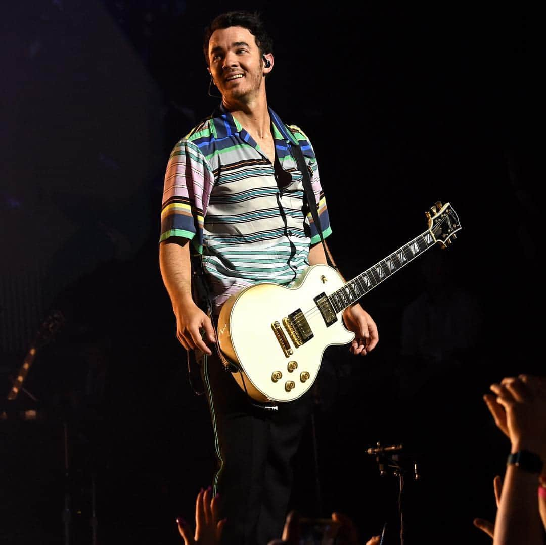 Just Jaredさんのインスタグラム写真 - (Just JaredInstagram)「The @jonasbrothers hit the stage for the large crowd at the March Madness Music Series! #JonasBrothers #NickJonas #JoeJonas #KevinJonas #MarchMadness Photos: Getty」4月8日 2時37分 - justjared