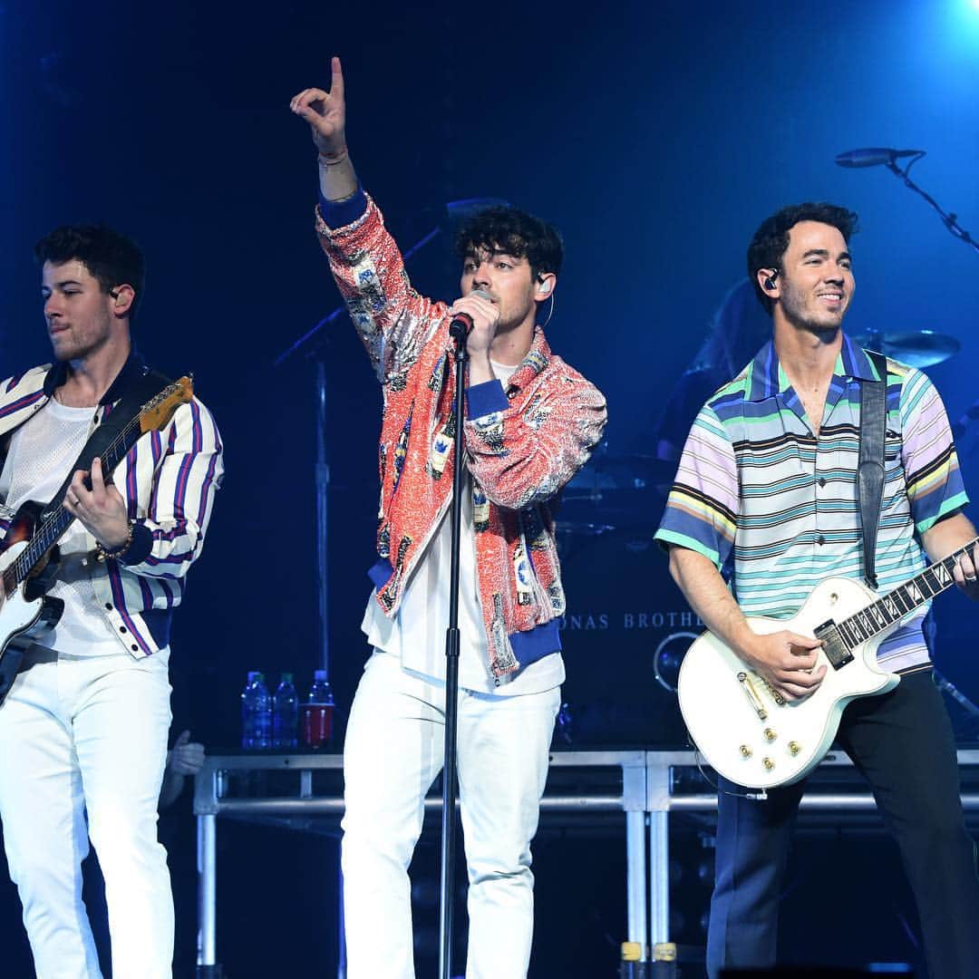 Just Jaredさんのインスタグラム写真 - (Just JaredInstagram)「The @jonasbrothers hit the stage for the large crowd at the March Madness Music Series! #JonasBrothers #NickJonas #JoeJonas #KevinJonas #MarchMadness Photos: Getty」4月8日 2時37分 - justjared