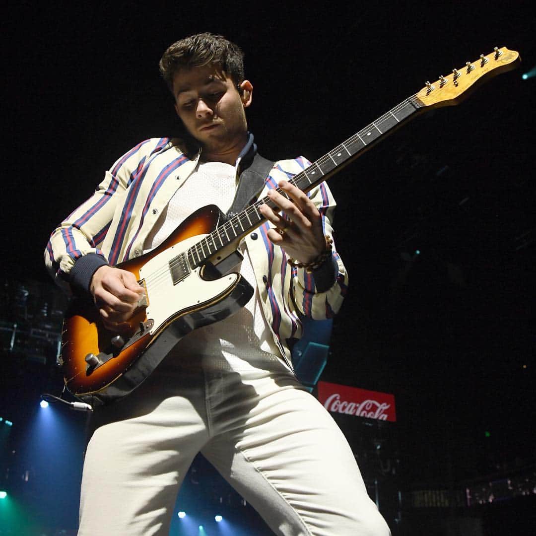 Just Jaredさんのインスタグラム写真 - (Just JaredInstagram)「The @jonasbrothers hit the stage for the large crowd at the March Madness Music Series! #JonasBrothers #NickJonas #JoeJonas #KevinJonas #MarchMadness Photos: Getty」4月8日 2時37分 - justjared