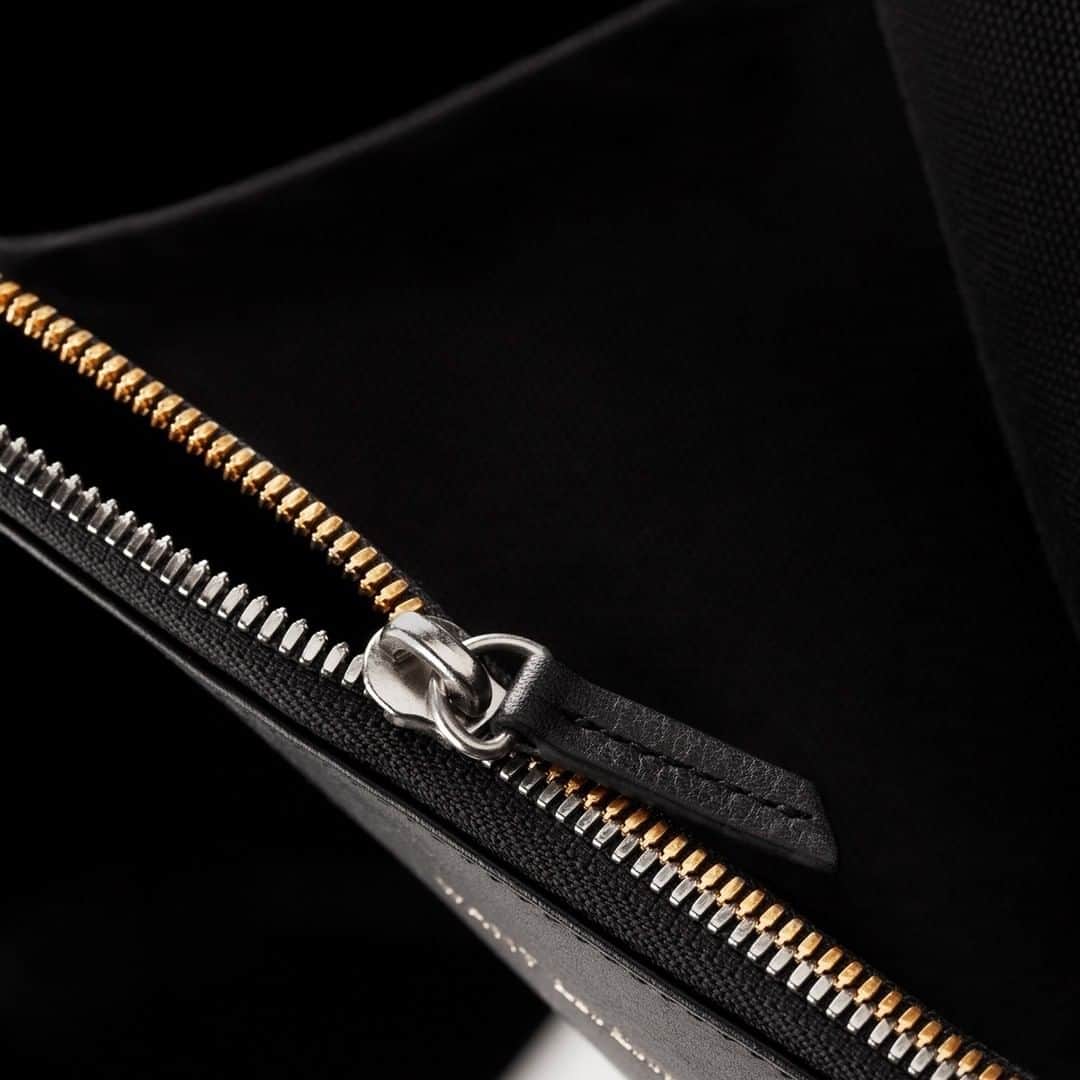 のインスタグラム：「The Iconic Silver and Gold Zipper: our signature YKK Excella® zipper features symmetrical teeth that moves smoothly in both directions—a subtle detail that makes all the difference. — #wantlesessentiels #details #fashion #design」