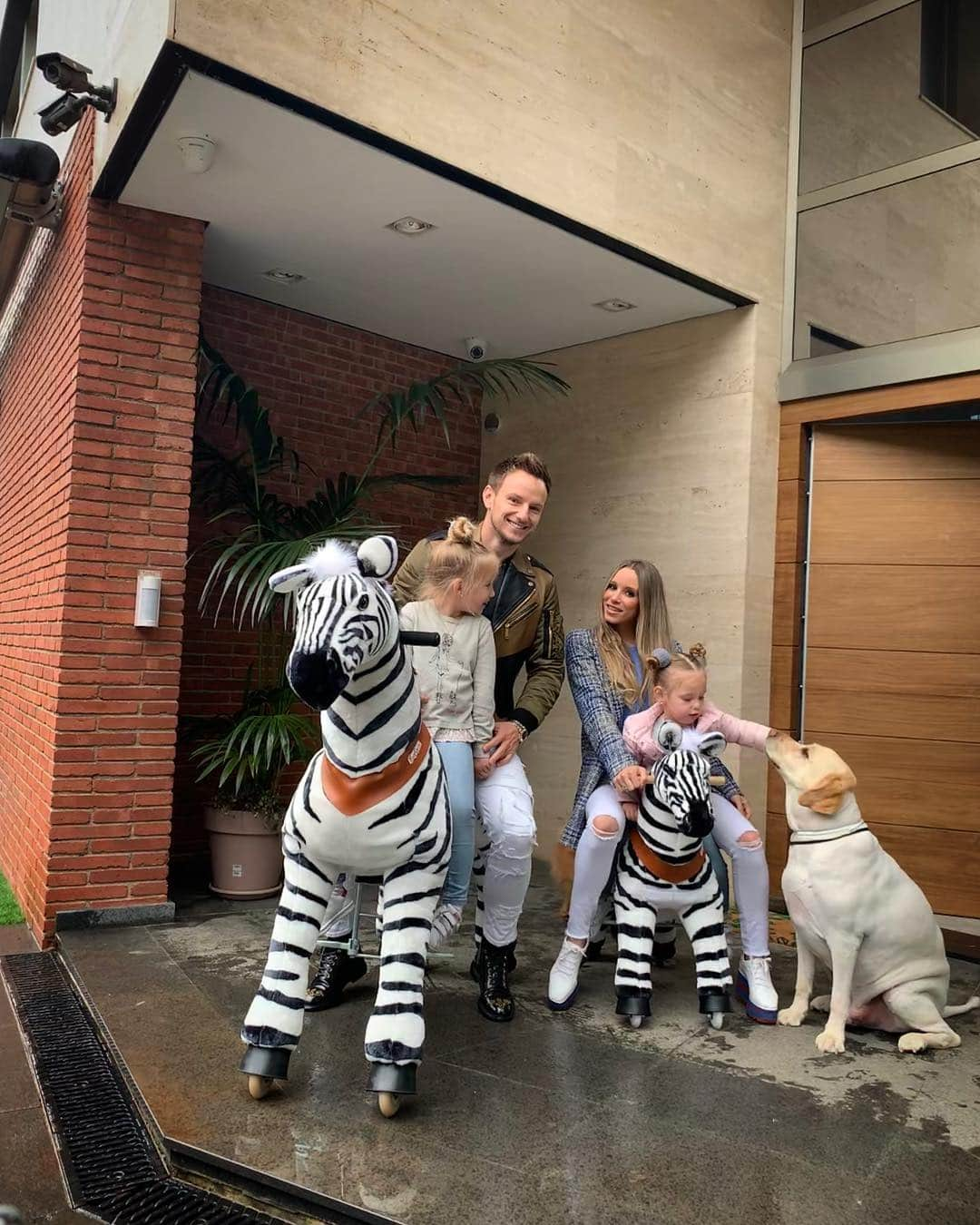 イヴァン・ラキティッチさんのインスタグラム写真 - (イヴァン・ラキティッチInstagram)「🤷🏼‍♂️Domingo de juegos con mis niñas 🦓🦓😂😂😂 @ponycycle #Ellasmandan👧🏼👧🏼 @raquel_mauri」4月8日 2時47分 - ivanrakitic