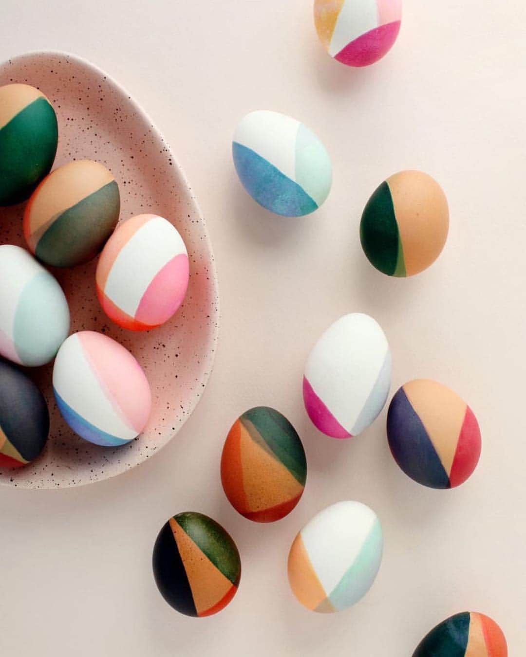 Design Milkさんのインスタグラム写真 - (Design MilkInstagram)「@beautifulpaper got us eggs-sited for #Easter with these #EasterEggs! 🥚」4月8日 2時47分 - designmilk
