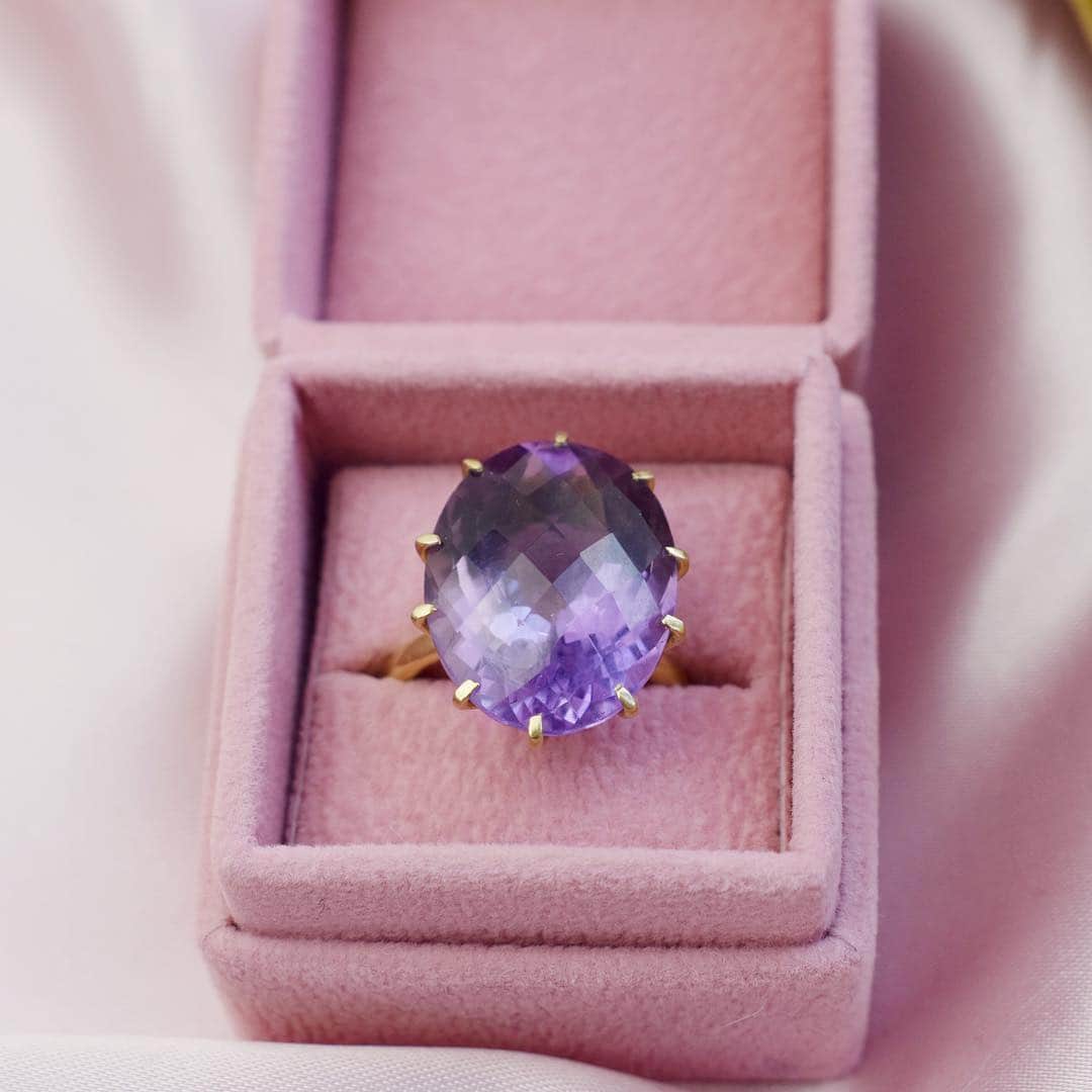 のインスタグラム：「Finally our new Queen of Hearts rings are available online and in-stores 💜 Choose between the most beautiful gemstones - for example London Blue Topaz, Smokey Quartz or Whiskey quartz #carrejewellery」