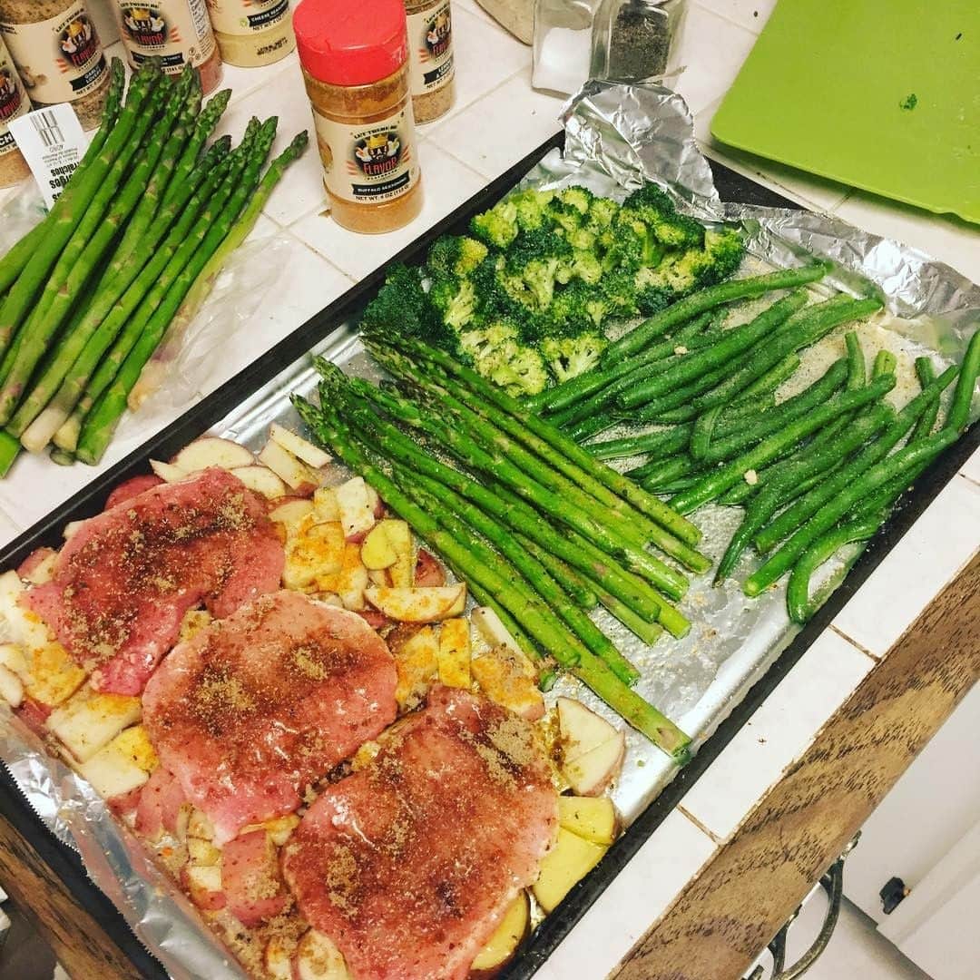 Flavorgod Seasoningsさんのインスタグラム写真 - (Flavorgod SeasoningsInstagram)「🍱🍱🤩🤩PERFECT FOR MEAL PREPPING‼‼‼⁣ -⁣ Meal Prep Seasonings Available here ⬇️⁣ Click link in the bio -> @flavorgod⁣ www.flavorgod.com⁣ -⁣ "⁣ Yesterday was the first day I got to actually meal prep in my own apt kitchen. I'm excited to get back to a bit normal routine for the next few months. Including getting back to the gym. And I finally got to use a bunch of my @flavorgod seasonings! All of them have a sprinkling of Garlic Lovers (my all time fave, I need a huge bottle). Ranch red potatoes, Lemon Garlic asparagus, garlic lovers broccoli, pork chops buffalo with a touch of brown sugar, cayenne pepper, and a honey."⁣ -⁣ Photo & meal prep by:@raeniksfit」4月8日 3時00分 - flavorgod