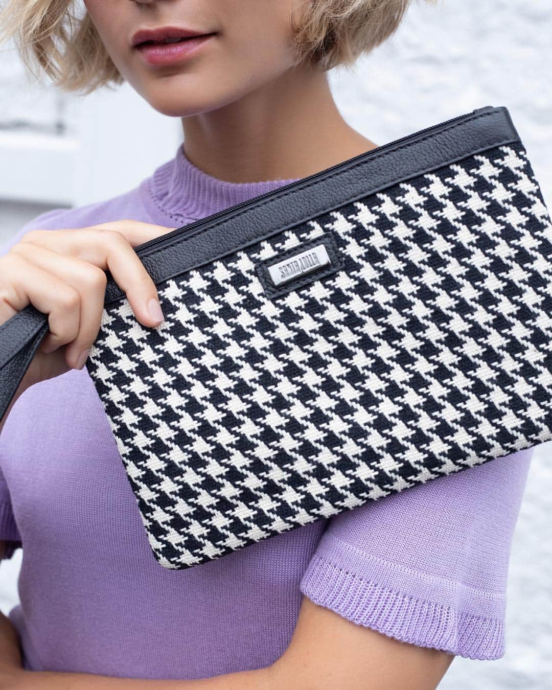 Santa Lollaさんのインスタグラム写真 - (Santa LollaInstagram)「Nosso print favorito estampa também um acessório 2 em 1! Como você usaria esta bag: nécessaire ou clutch? [ 0450.1F4E.010C.0237 | R$129,90 ] #santalollainv19 #pieddepoule #clutch」4月8日 2時58分 - santa_lolla
