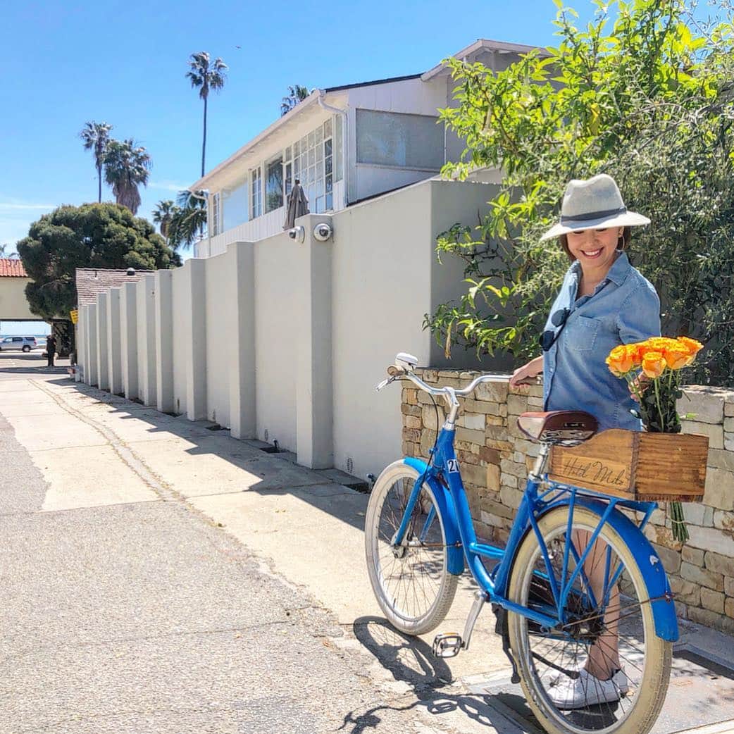 Hiroe Hiranoさんのインスタグラム写真 - (Hiroe HiranoInstagram)「Santa Barbaraを自転車でお散歩。 海沿いやストリートには、サイクリングロードがあるので、 気持ちよく走れます🚲ホテルのレンタルで👍 バラの花をさして、走ってたらみんなが声かけてくれる❤️ でもマウンテンバイクの方が、しっくり🕶 . 特に海沿いは、めちゃくちゃ気持ちがいい🌱 サンタモニカと違う美しい街並み続くので、 来た時には是非オススメ。時間もゆったりとしてる。  サンタバーバラのビーチは、 サンライズとサンセットも同時に見れちゃうレアな場所🌞 . ビーチを巡り、気になる街を立ち寄りながら移動中❤️ この辺りセンスあるスモールタウンがちらほら。 穴場をたくさん見つけてしまった❗️ . 海の目の前にバケーションレンタルの家が多くあって 友達や家族と今度遊びに来たいなぁー⭐️😆 . #california #santabarbara #カリフォルニア #hiroecali #平野宏枝  #Montecito #carpinteria #summerland #mybirthday #workout #ワークアウト #トレーニング #training #バースデートリップ #biking #サイクリング #cycling」4月8日 3時17分 - hiroe_hirano