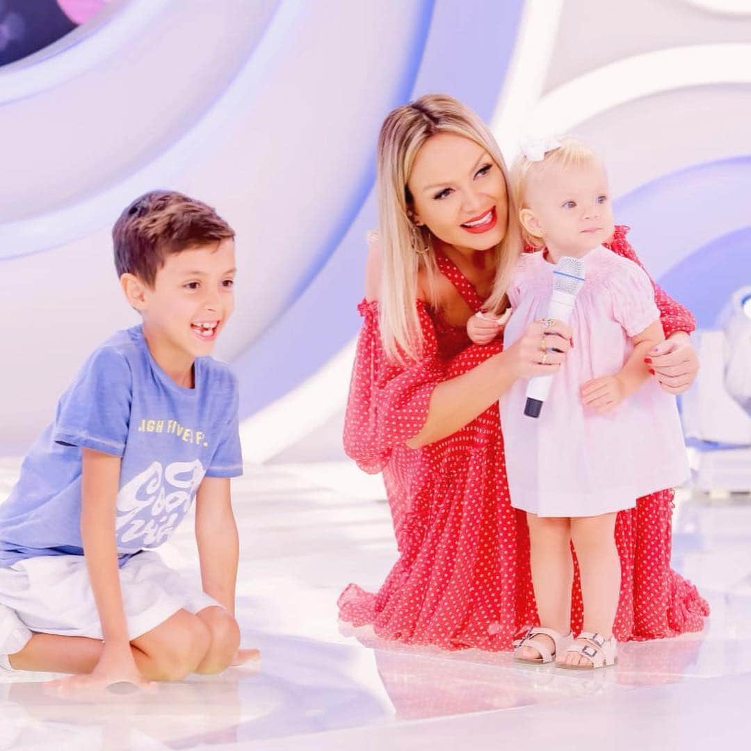 Eliana Michaelichin Bezerraのインスタグラム：「Vem que já vai começar o nosso programa no SBT!!! Liga lá!!! #truelove #maededois #eliana #programaeliana @gabrielcardosofoto」