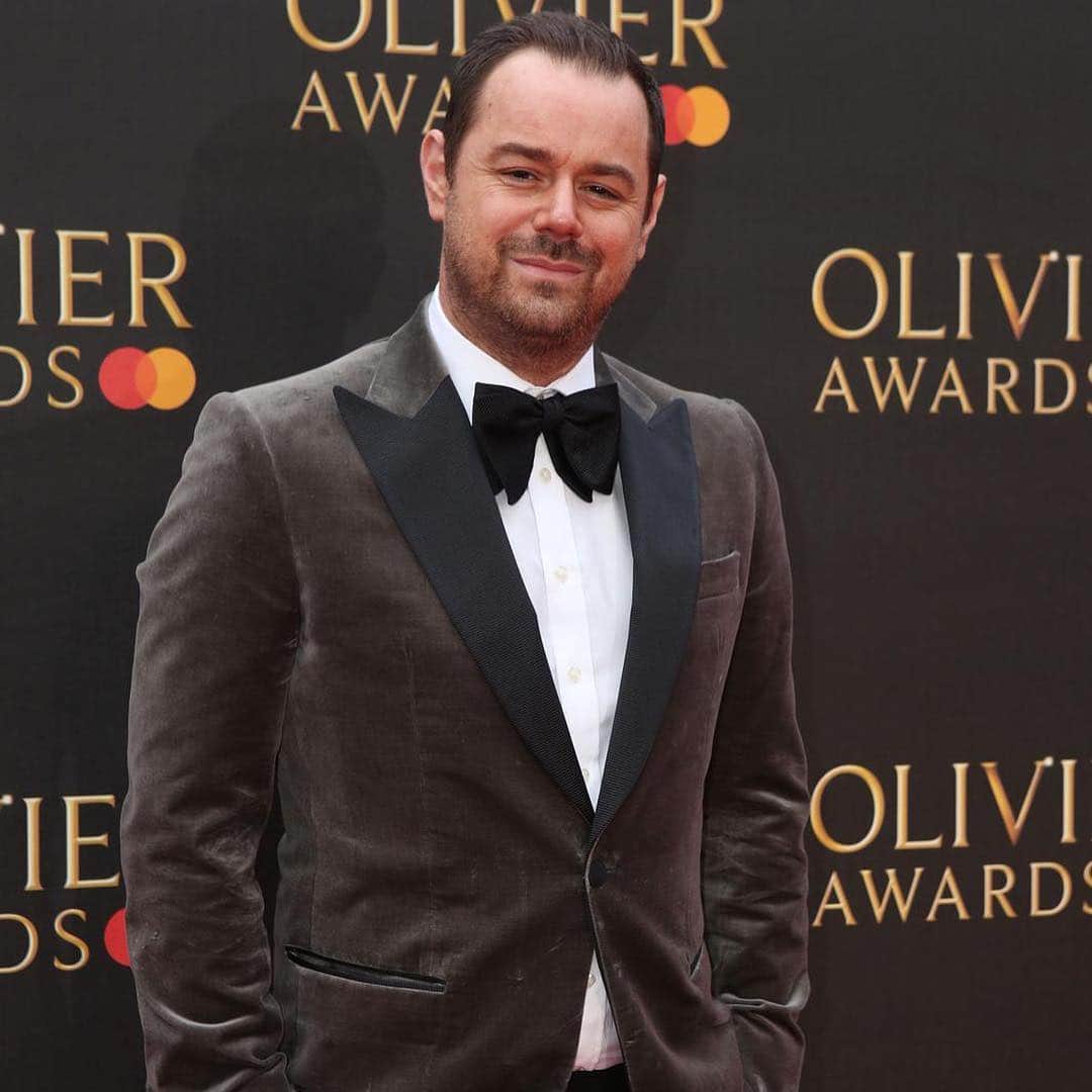 のインスタグラム：「The stars of London theatre gather for the @Olivierawards 2019 with @mastercard this evening at the @royalalberthall.  As the official menswear sponsor we are thrilled to have dressed many of the nominees and presenters, including @officialdannydyer, @matthewbourne13 and @lucapasqualino who are looking the absolute part in Chester Barrie. . . . . #CBstyle #SavileRow #tailoring#menswear #suit #mensfashion #style #chesterbarrie #Britishfashion #formalsuit #formalsuit #formalwear #redcarpetready #blacktie #dinnerjacket #tuxedo #olivierawards #royalalberthall #redcarpetstyle #redcarpet #olivierawards2019 #mensstyle #london #theatre #dannydyer #matthewbourne #lukepasqualino」