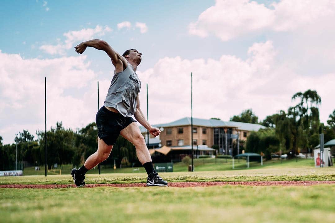トーマス・レーラーさんのインスタグラム写真 - (トーマス・レーラーInstagram)「Pure energy. ⚡️#stretch #muscle #work #nike #trackandfield #throwing #baseball #pitcher #throw #fastbowler #training #energy #performance picture by @bernhard.seifert  #sportphoto」4月8日 3時15分 - thomasroehler