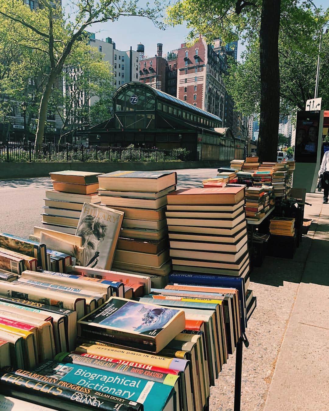 のインスタグラム：「It’s official, winter has been cancelled ☀️🙌 (Photo by @nycbookgirl.)」