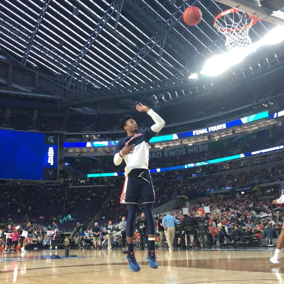 Instagramさんのインスタグラム写真 - (InstagramInstagram)「Relive all the sweat, tears and (hopefully) cheers. 🎉 🏆 🏀 As NCAA March Madness (@marchmadness) epically comes to an end, check out all the courtside action and highlights from last night’s #FinalFour showdowns — right now on our story.」4月8日 3時24分 - instagram