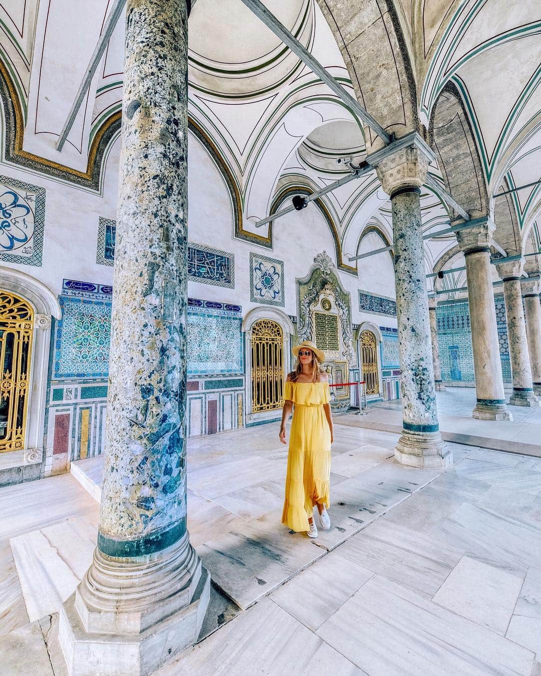 Izkizのインスタグラム：「Exploring the colourful courtyards of Topkapi Palace in @visitist - a must visit museum which was once the primary residence of the Ottoman Sultans for around 400 years! #VisitIstanbul」