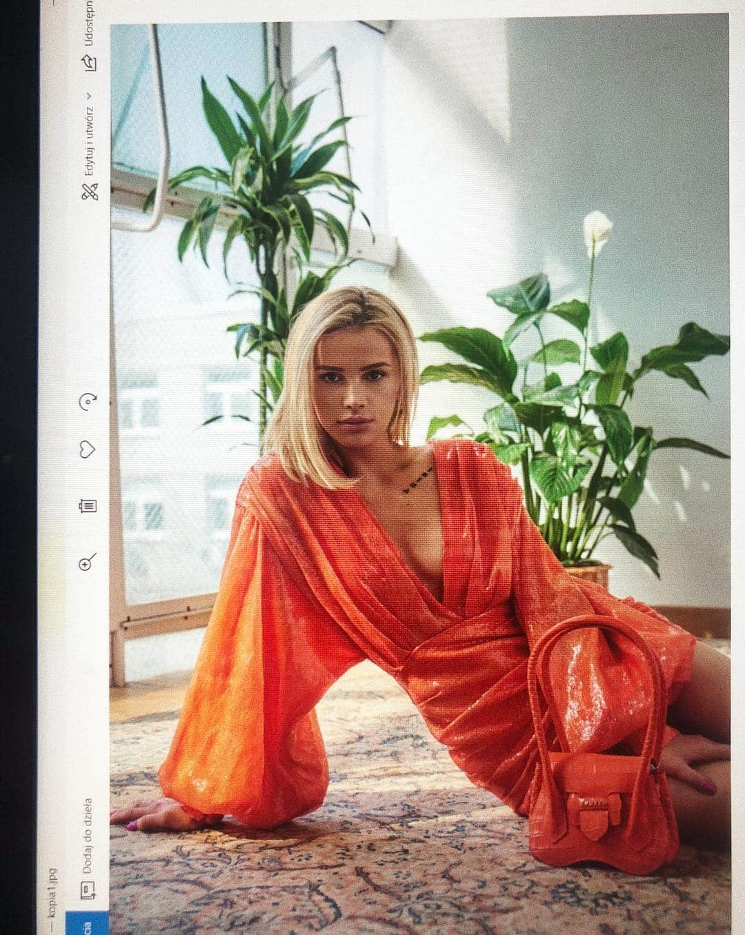 Juliett K.さんのインスタグラム写真 - (Juliett K.Instagram)「orange baby 🍊🍑🍑🍑🍑🍑🍑 @conceptstore_1 dress and bag #EPUZER A potem poszłam na sok z marchwi...」4月8日 3時34分 - maffashion_official