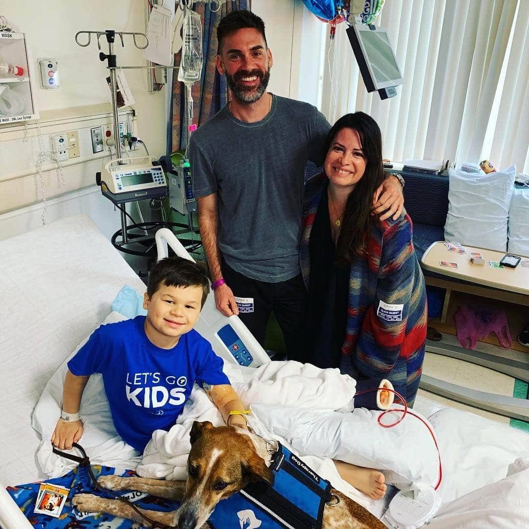 ホリー・マリー・コームズさんのインスタグラム写真 - (ホリー・マリー・コームズInstagram)「Thank you @stlchildrens for all the amazing work you do and @purina for the amazing family pet room where kids get to have their own dogs or cats come to visit them at the hospital. This hospital does very special things for kids that make a huge difference. So glad we got to visit. @wizardworld #stlouis」4月8日 3時35分 - thehmc