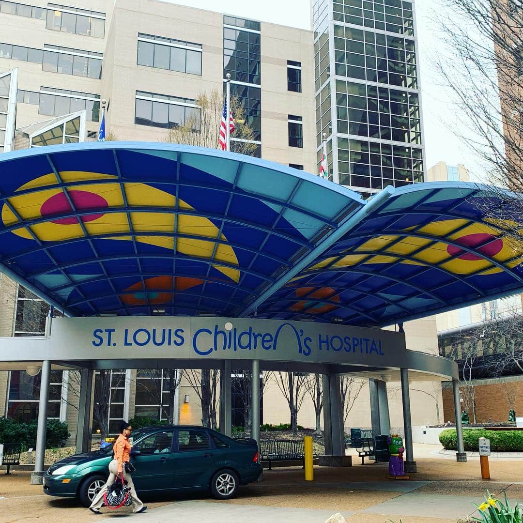 ホリー・マリー・コームズのインスタグラム：「Thank you @stlchildrens for all the amazing work you do and @purina for the amazing family pet room where kids get to have their own dogs or cats come to visit them at the hospital. This hospital does very special things for kids that make a huge difference. So glad we got to visit. @wizardworld #stlouis」