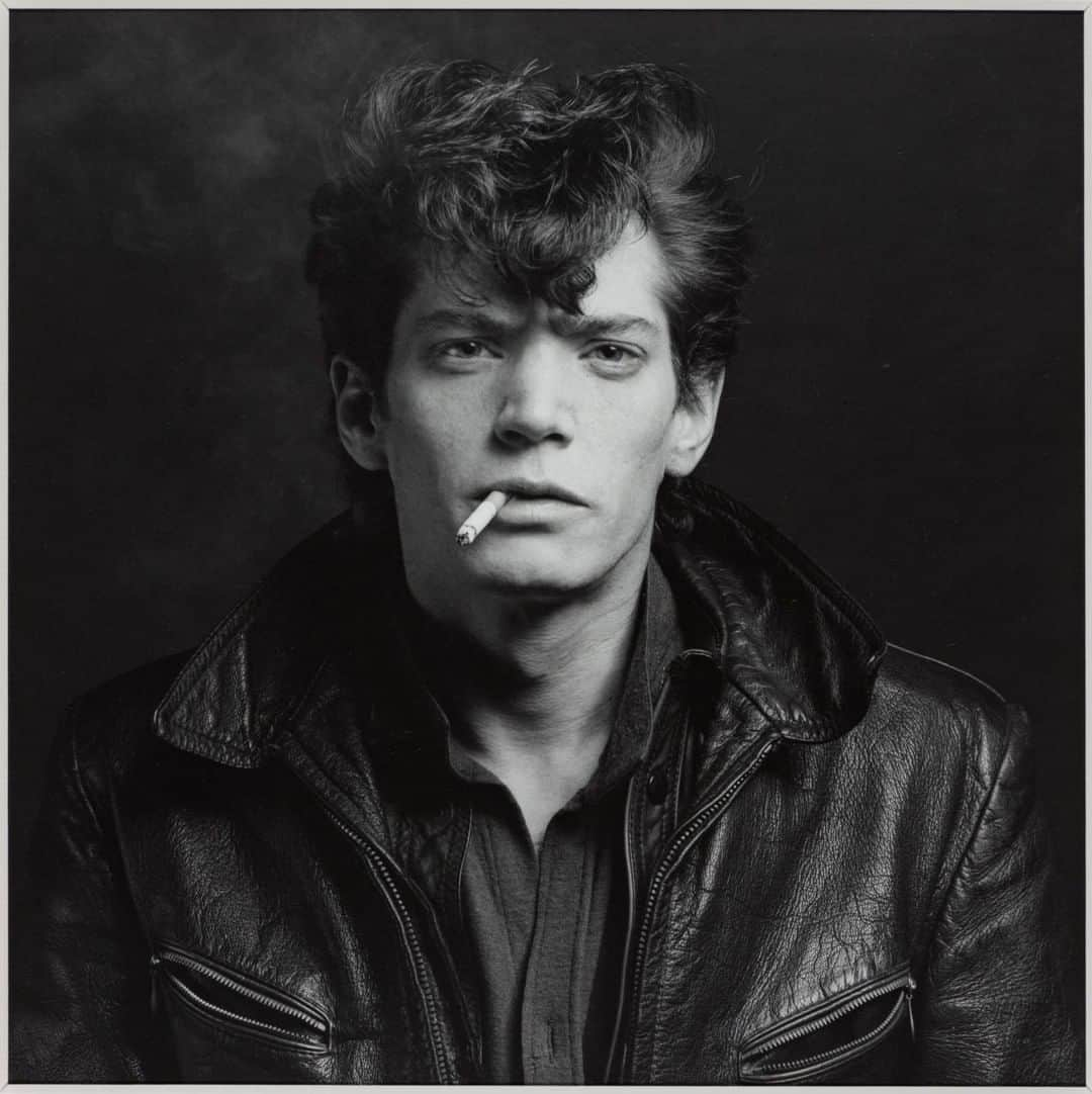 テート・ギャラリーさんのインスタグラム写真 - (テート・ギャラリーInstagram)「'I went into photography because it seemed like the perfect vehicle for commenting on the madness of today's existence.' - #RobertMapplethorpe  Robert Mapplethorpe's black and white photography was known for its controversial subject-matter. As well as self-portraits such as this one, Mapplethorpe's works often feature celebrities such as Andy Warhol and Patti Smith. His most controversial work features the BDSM subculture of the late 1960s, which sparked a national debate over the public funding of controversial artwork at the time.  Robert Mapplethorpe, Self Portrait 1980.」4月8日 3時29分 - tate