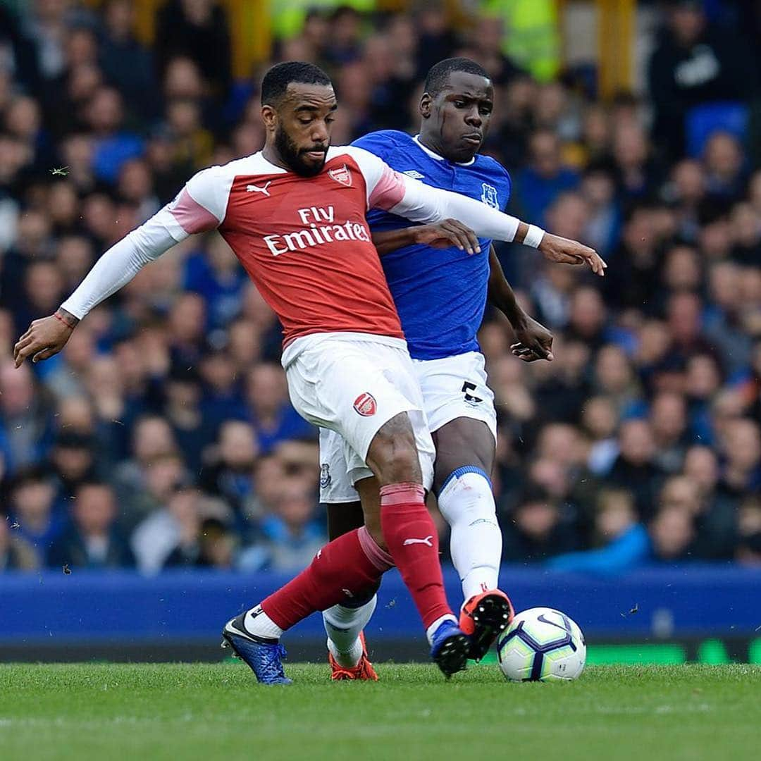 クル・ズマさんのインスタグラム写真 - (クル・ズマInstagram)「A really nice win today ⚽️👌🏿 fans again and again #top 😍🙏🏿 big congrats to the Skipp @pjags06 for the goal ⚽️😁 #lazoumance @everton」4月8日 3時31分 - kurtzouma