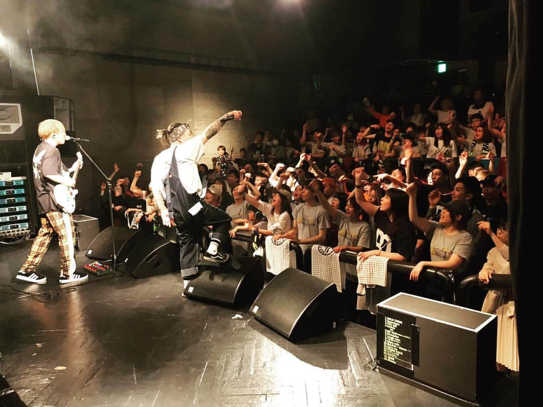 TEEDAさんのインスタグラム写真 - (TEEDAInstagram)「OMFG！！thank you for coming and it was fuckin’ awesome night guys!  くっそ幸せな時間でした！BACK-ONっていいなー！って思えた時間だった！！ 笑ったし、歌ったし、踊り過ぎた！！ 明日の筋肉痛が楽しみだわ（笑）  #backon #teeda #kenji03 #rock #hiphop #jhiphop #rockband #jrockband #rap #jrap #bringthenoise #tokyo #adachi #tattoo #punk #mixture  #lyricist #trackmaker #composer #songwriter #tstar #avex #avexmanagement #anime #anison #animethemesong #tokyojapan #chopkickturn」4月8日 3時39分 - teeda_bo