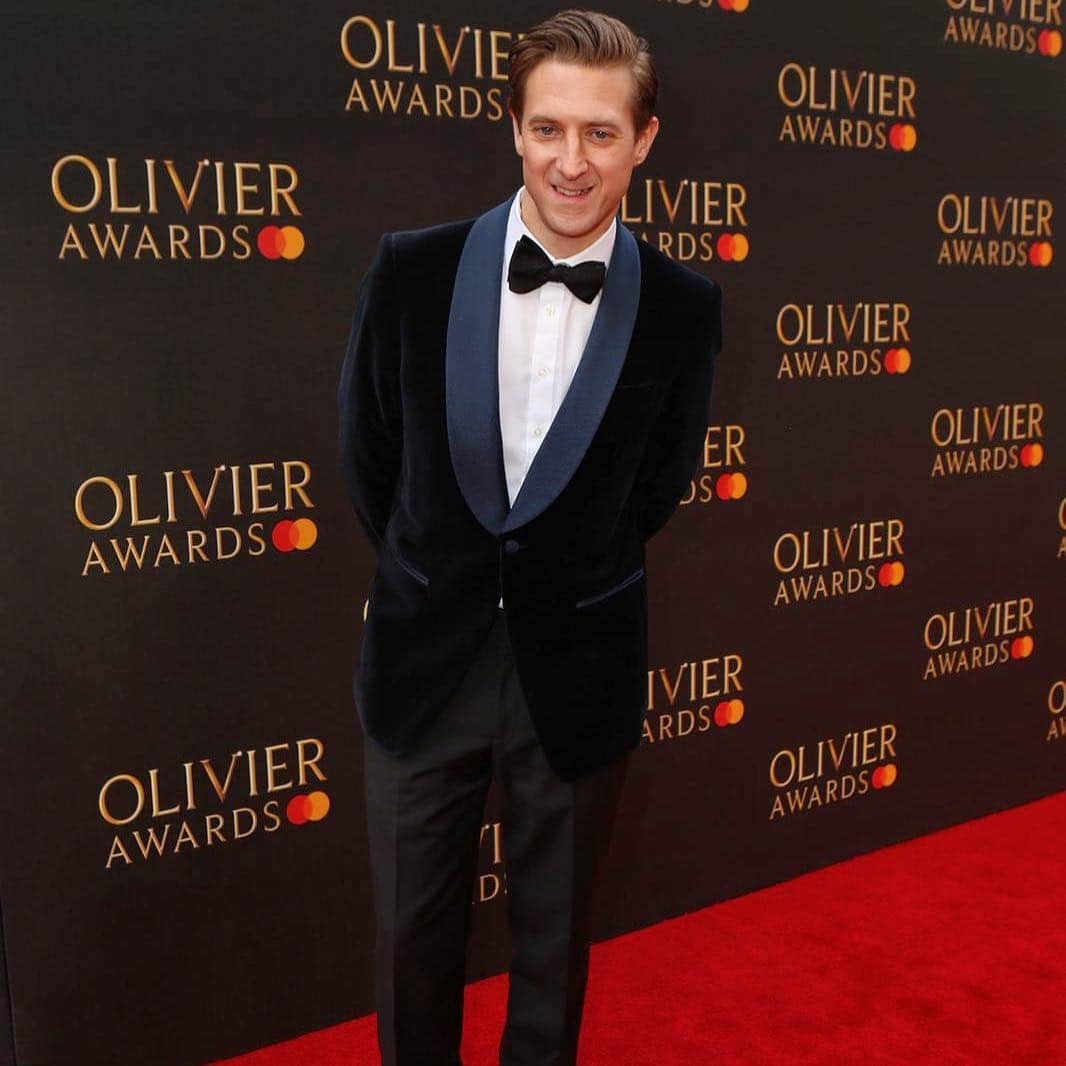 チェスターバリーさんのインスタグラム写真 - (チェスターバリーInstagram)「It was a pleasure to dress award presenter @rattyburvil who cuts a dashing figure in Chester Barrie on the red carpet at this evening's @olivierawards 2019 with @mastercarduk. . . . . #CBstyle #SavileRow #tailoring #menswear #suit #mensfashion #style #chesterbarrie #Britishfashion #formalsuit #formalsuit #formalwear #redcarpetready #blacktie #dinnerjacket #tuxedo #olivierawards #royalalberthall #redcarpetstyle #redcarpet #olivierawards2019 #mensstyle #london #theatre #arthurdarvill」4月8日 3時46分 - chester_barrie