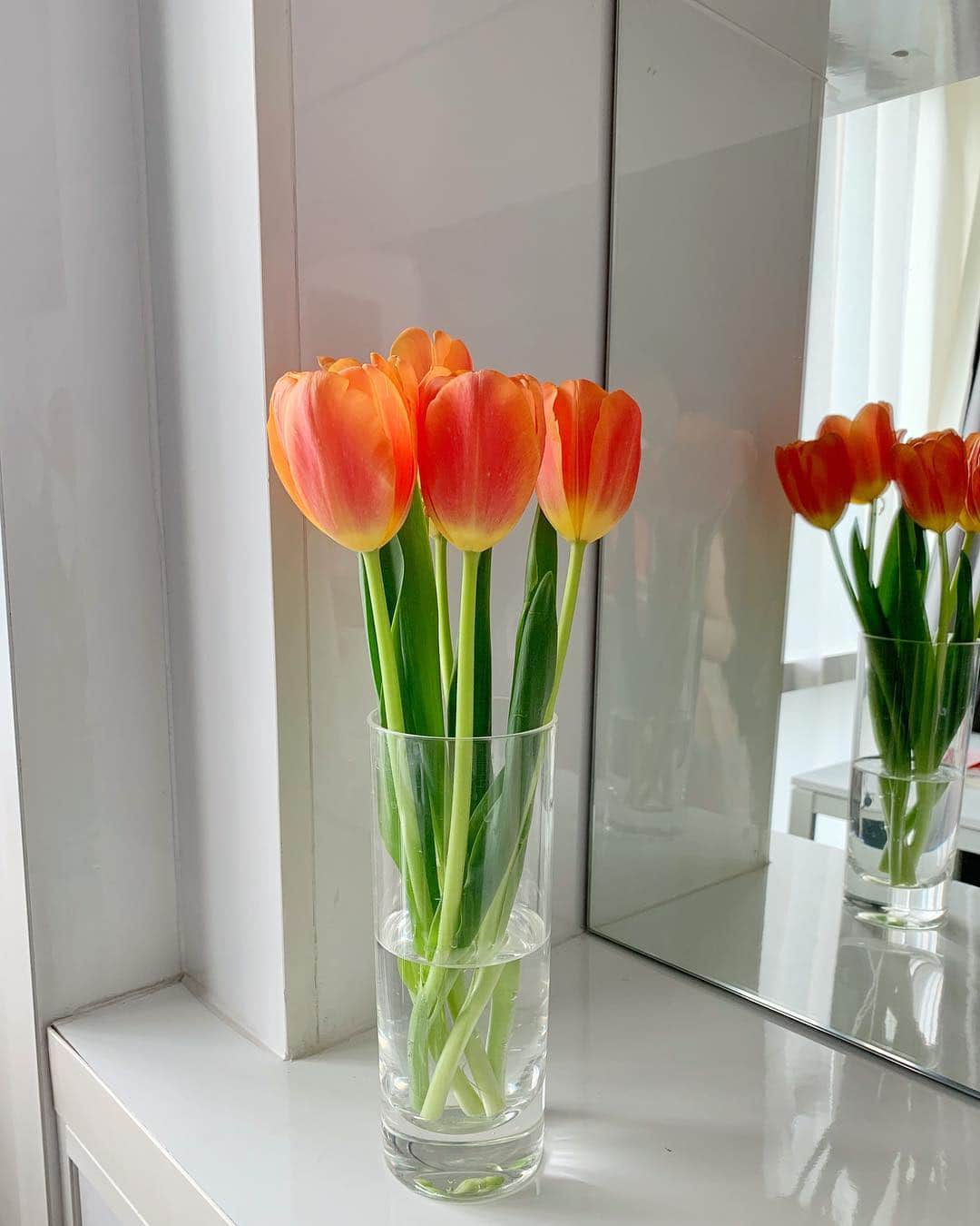 松本未夢さんのインスタグラム写真 - (松本未夢Instagram)「Made With Love❤️ . . . #มิมุ #ไม่ใช่มุมิ #คนญี่ปุ่น #เที่ยว  #ดอกไม้ #japanesegirl #japanese #myroom #flower #tulips #Mimu #cchannel_th #bangkok #thailand  #bangkoklife #creativehappylife #バンコク #バンコク生活 #タイ #お花 #チューリップ #お花だいすき #おしやれさんと繋がりたい #お家」4月8日 3時50分 - miiimuuu_chan