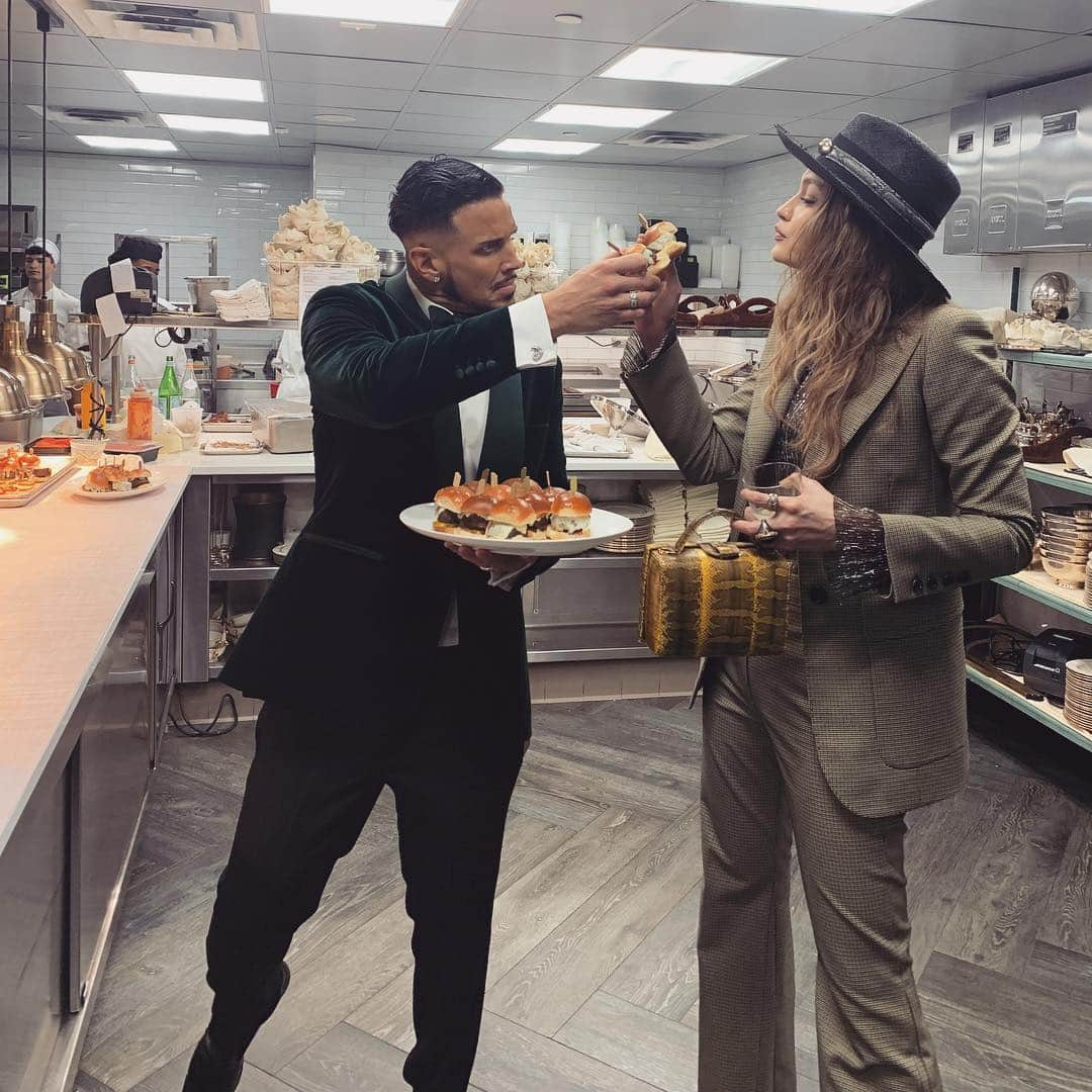 ジジ・ハディッドさんのインスタグラム写真 - (ジジ・ハディッドInstagram)「Me n @chardefrancesco mini burger pit-stopping on the way to find his HUSBAND @themarcjacobs 😄🥰 So happy to celebrate your marriage and love last night, it is so beautiful to see two people truly complete each other. Love you both so much.」4月8日 3時57分 - gigihadid