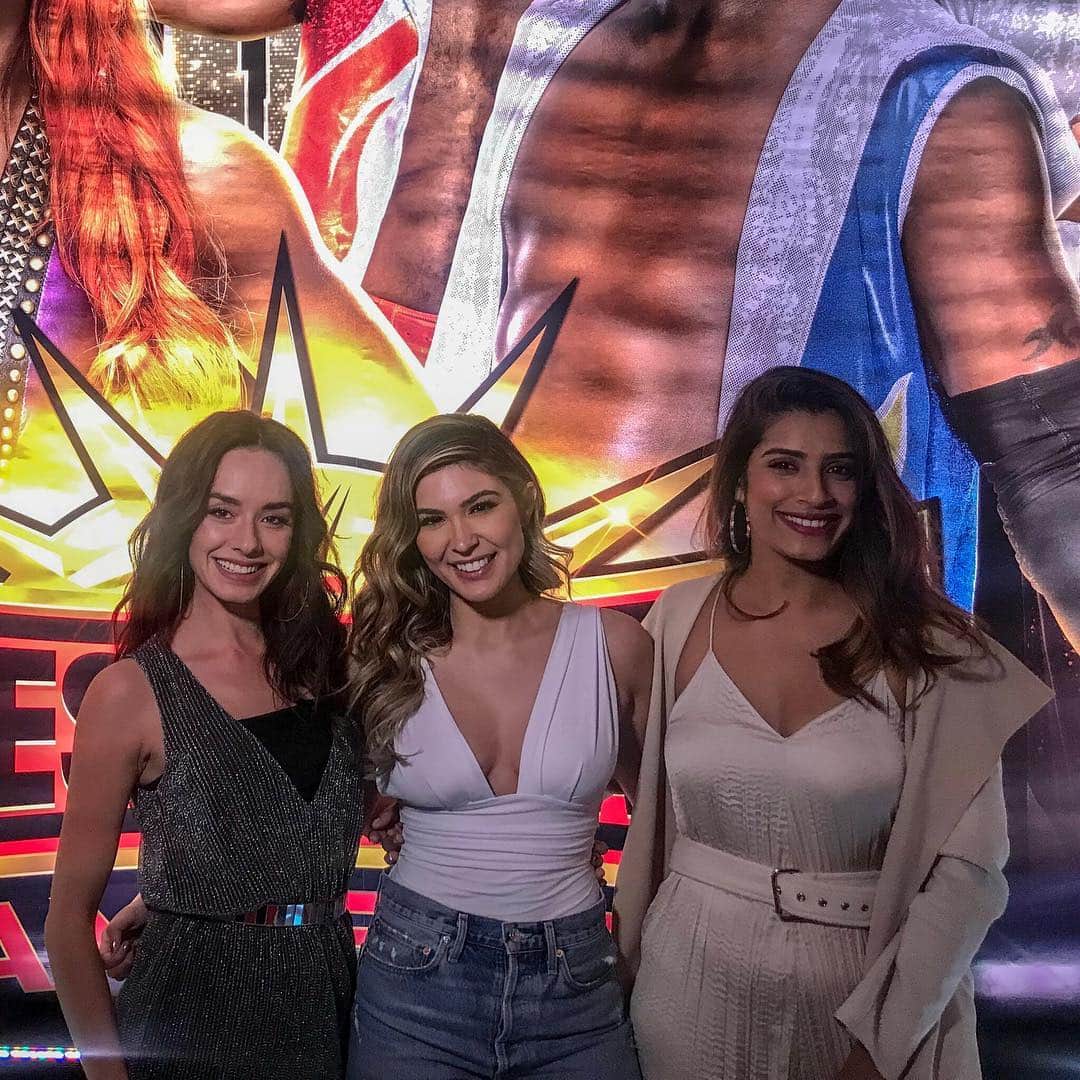 WWEさんのインスタグラム写真 - (WWEInstagram)「WWE Now Worlds Collide as @quetzallibulnes and @vjgaelyn meet up with @cathykelley at #Axxess! #DiarioDeWrestleMania #WMIndiaDiaries」4月8日 3時57分 - wwe