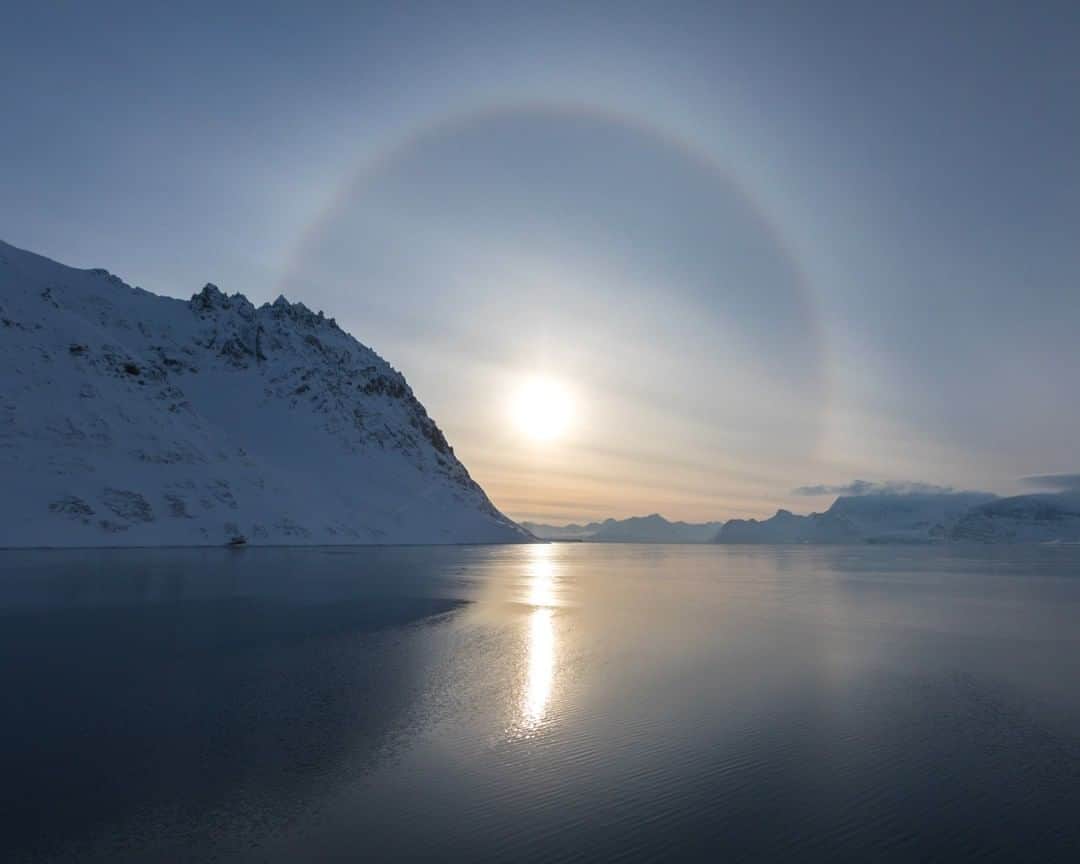 National Geographic Travelさんのインスタグラム写真 - (National Geographic TravelInstagram)「Photo by @acacia.johnson | A sun halo fills the sky over the western fjords of Svalbard, an Arctic island archipelago between Norway and the North Pole. This atmospheric phenomenon is caused by countless ice crystals refracting light in the sky - a dreamy landscape in which to search for Svalbard's famous polar bears. Follow me at @acacia.johnson for more adventures from the Arctic and beyond. #Svalbard #sunhalo #Arctic」4月8日 4時03分 - natgeotravel