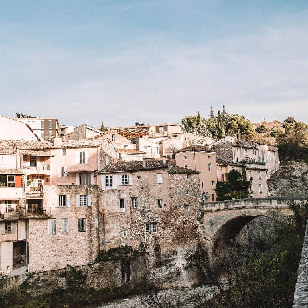 Lonely Planetさんのインスタグラム写真 - (Lonely PlanetInstagram)「‘Situated on the banks of river Ouvèze, Vaison-la-Romaine is accessed via an ancient 1st century bridge. A medieval town sprawled high up over a rocky cliff, Vaison-la-Romaine offers panoramic views out over the surrounding countryside. It was the ideal location for our final stroll before we left the beautiful region of #Provence and headed home.’ - @twins_that_travel — That’s a wrap for this weekend’s #lpinstatakeover! Check out @twins_that_travel for more Provence snaps!」4月8日 4時03分 - lonelyplanet