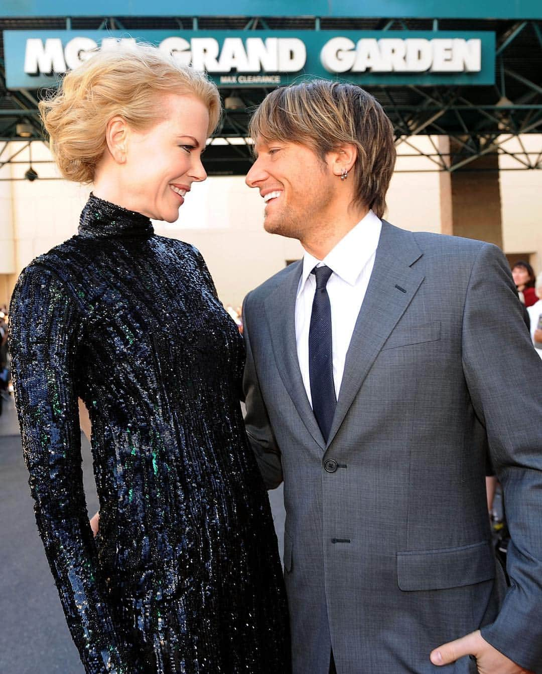 E! Onlineさんのインスタグラム写真 - (E! OnlineInstagram)「Defying G̶r̶a̶v̶i̶t̶y̶ relationship goals one red carpet at a time. #ACMAwards (📷: Getty Images)」4月8日 4時07分 - enews