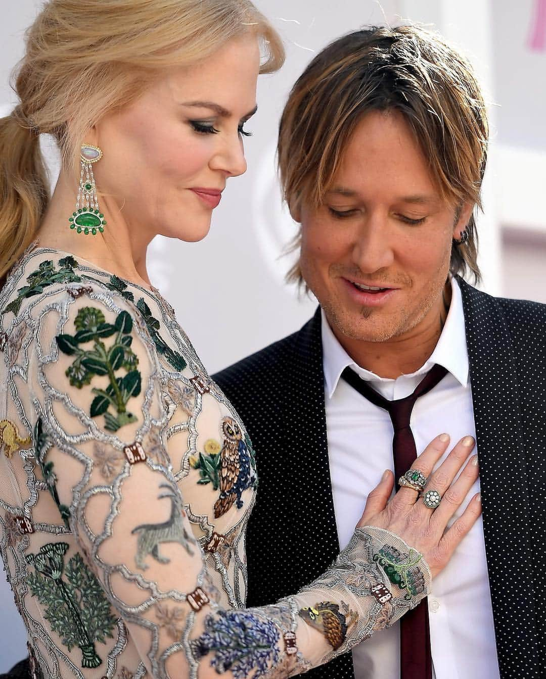 E! Onlineさんのインスタグラム写真 - (E! OnlineInstagram)「Defying G̶r̶a̶v̶i̶t̶y̶ relationship goals one red carpet at a time. #ACMAwards (📷: Getty Images)」4月8日 4時07分 - enews