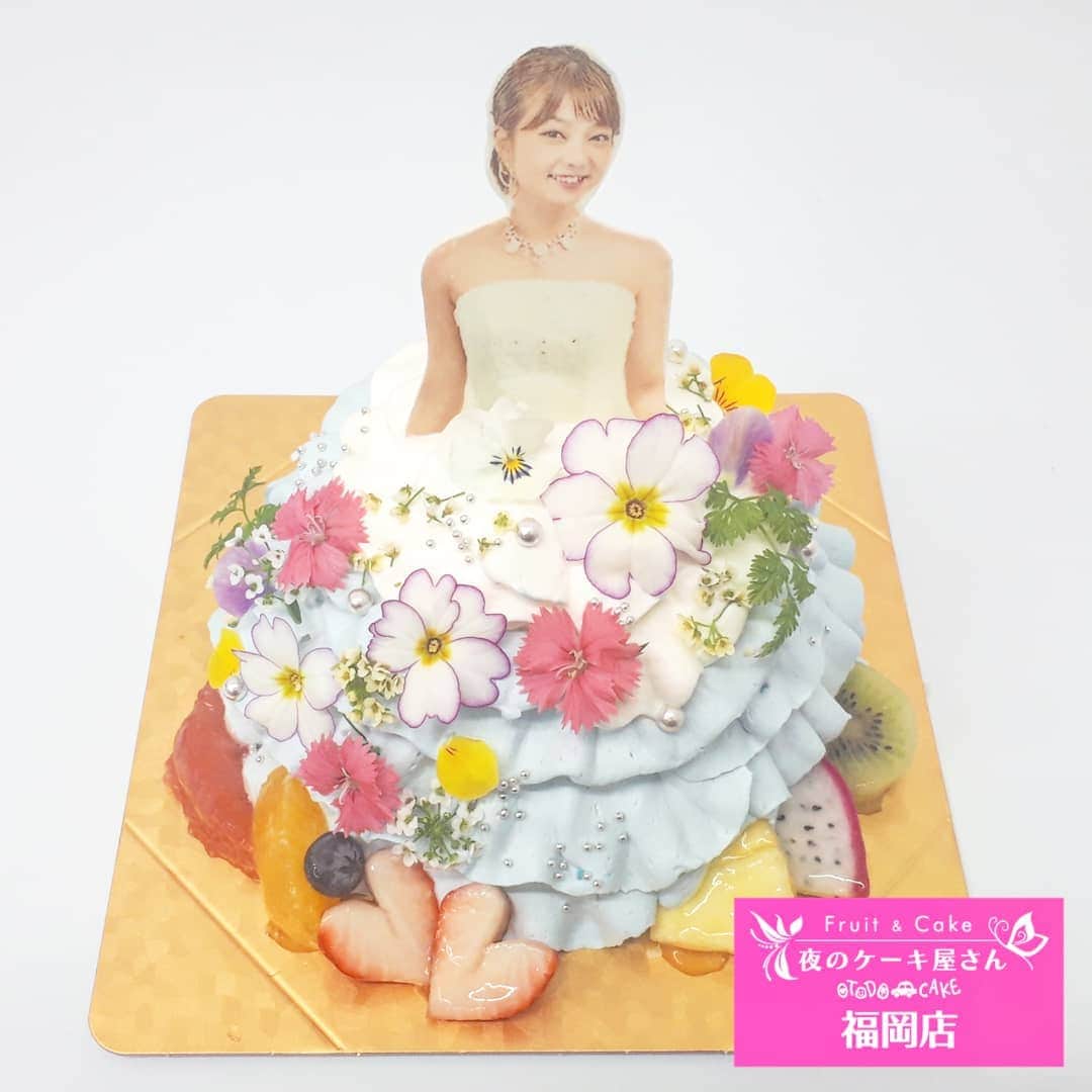 のインスタグラム：「先日、放送していただいたケーキたち🎂 やっぱり2枚目の #億万長者ケーキ が反響が多く、お金美味しい…とバブリーな感想をいただきました💰😂✨ : : #夜のケーキ屋さん #OTODOCAKE #歌舞伎町#福岡#中洲 #エディブルフラワー #ドールケーキ #写真ケーキ #オーダーケーキ : ※福岡中洲店OPEN🎂 ※オーダーケーキは前日までLINE@から受付中🍰 ※配達エリアを23区に拡大しました▶OTODO🚗CAKE(おとどけーき) ※エディブルフラワーについては @hana_labo をご覧ください🌹 ： #edibleflower#edibleflowers #飴細工#マジパン#プリントケーキ#ediblephoto#サプライズ#誕生日ケーキ#デコレーションケーキ#オーダーメイド#特注ケーキ#キャラクターケーキ#バービーケーキ#ホスト#ホストクラブ#中洲ホスト#ドォーモ #ももち浜ストア」